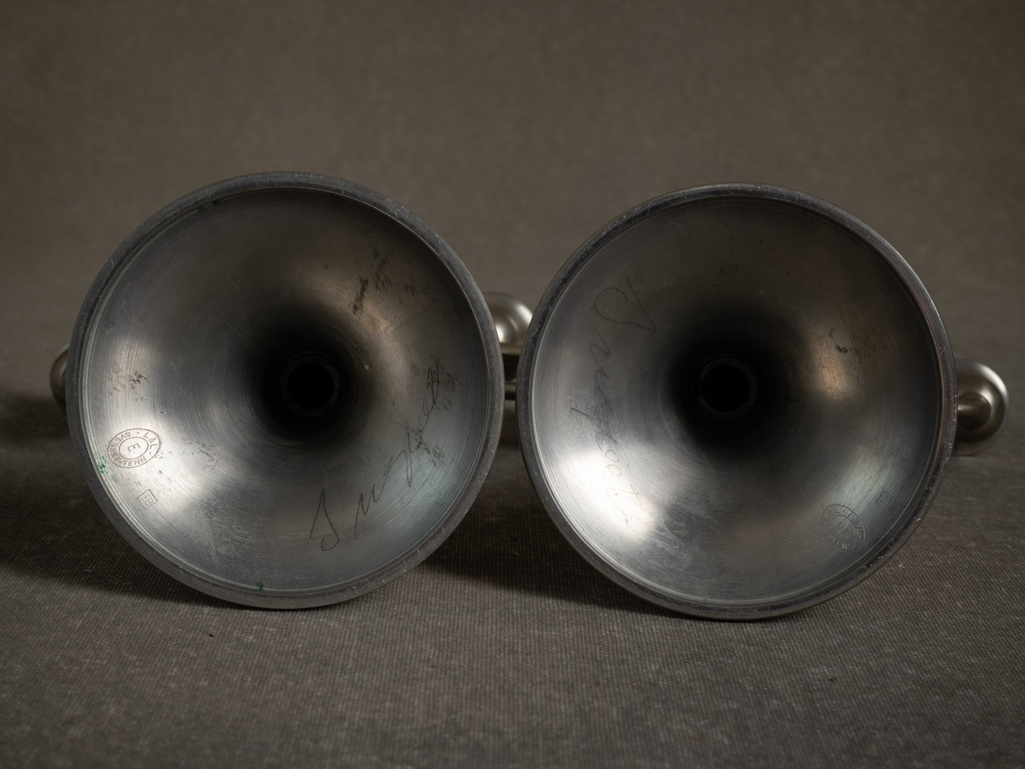 Paire de bougeoirs / candélabres de table en étain par Lundin & Lindberg Svenskt Tenn, Suède (1933-34)..Pair of pewter candle holders / table candelabra by Lundin & Lindberg Svenskt Tenn, Sweden (1933-34)
