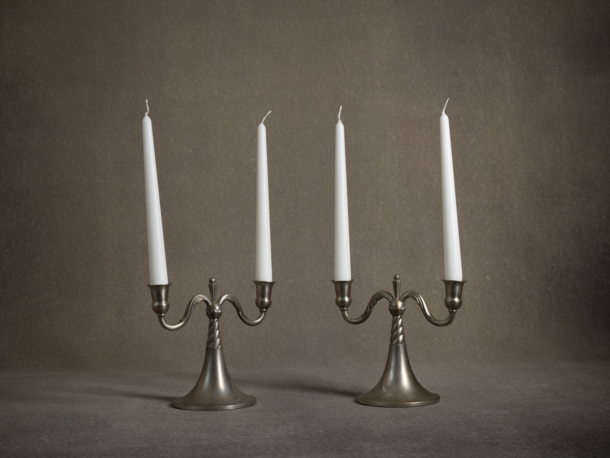 Paire de bougeoirs / candélabres de table en étain par Lundin & Lindberg Svenskt Tenn, Suède (1933-34)..Pair of pewter candle holders / table candelabra by Lundin & Lindberg Svenskt Tenn, Sweden (1933-34)