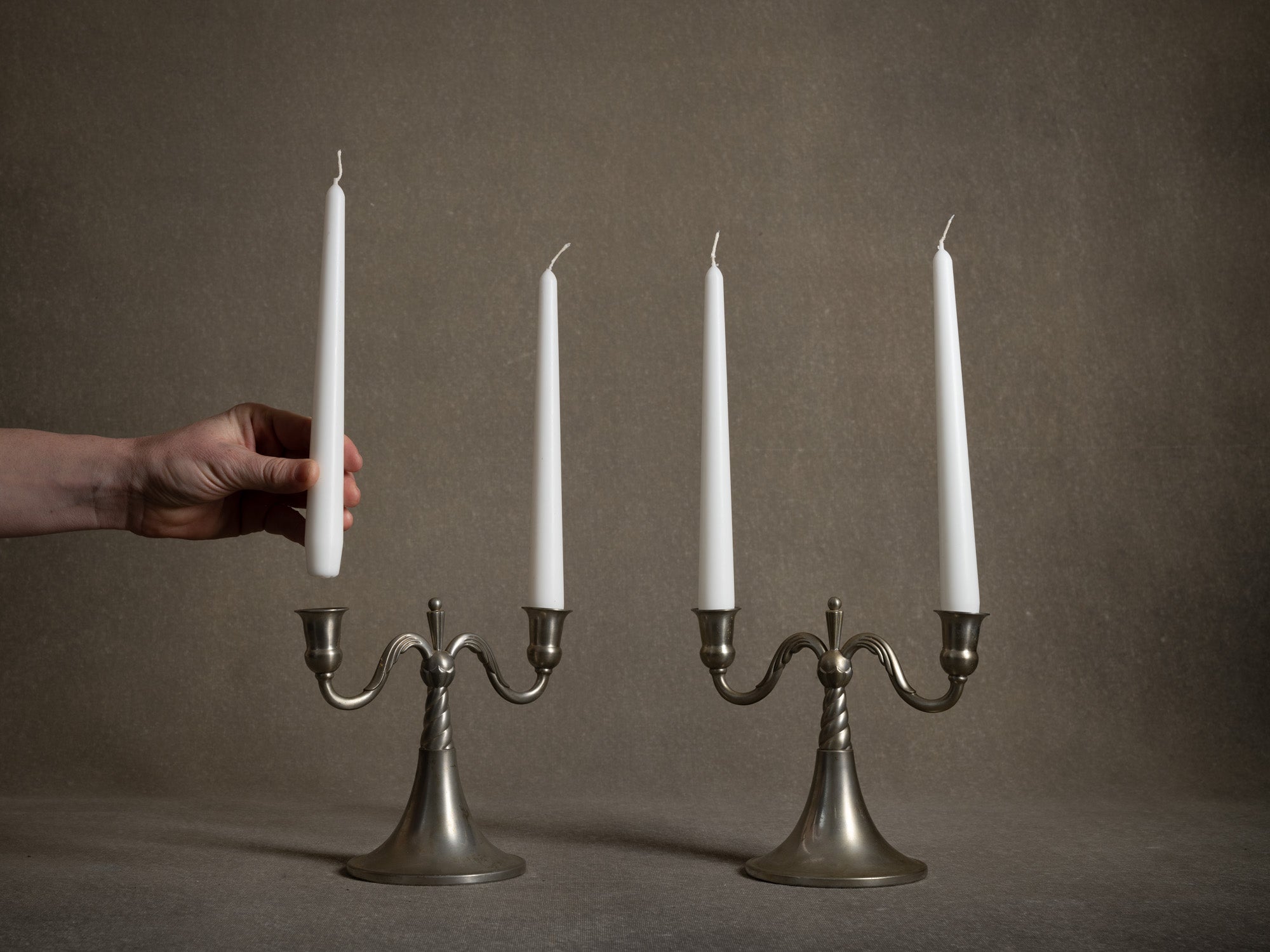 Paire de bougeoirs / candélabres de table en étain par Lundin & Lindberg Svenskt Tenn, Suède (1933-34)..Pair of pewter candle holders / table candelabra by Lundin & Lindberg Svenskt Tenn, Sweden (1933-34)