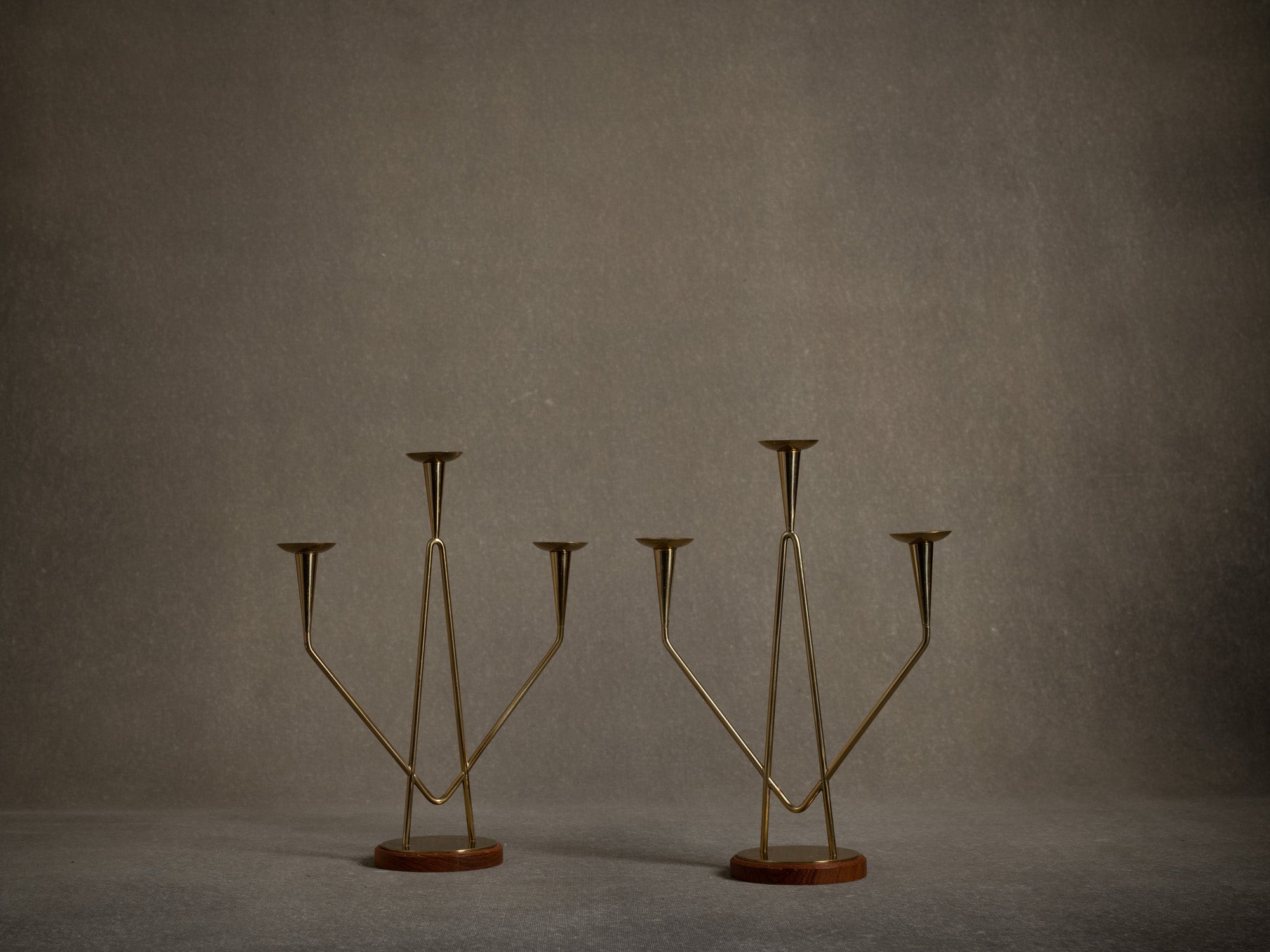 Paire de chandeliers par Gunnar Ander pour Ystad Metall, Suède (début des années 1960)..Set of 2 candle holders /candelabras by Gunnar Ander for Ystad Metall, Sweden (Early 1960's)