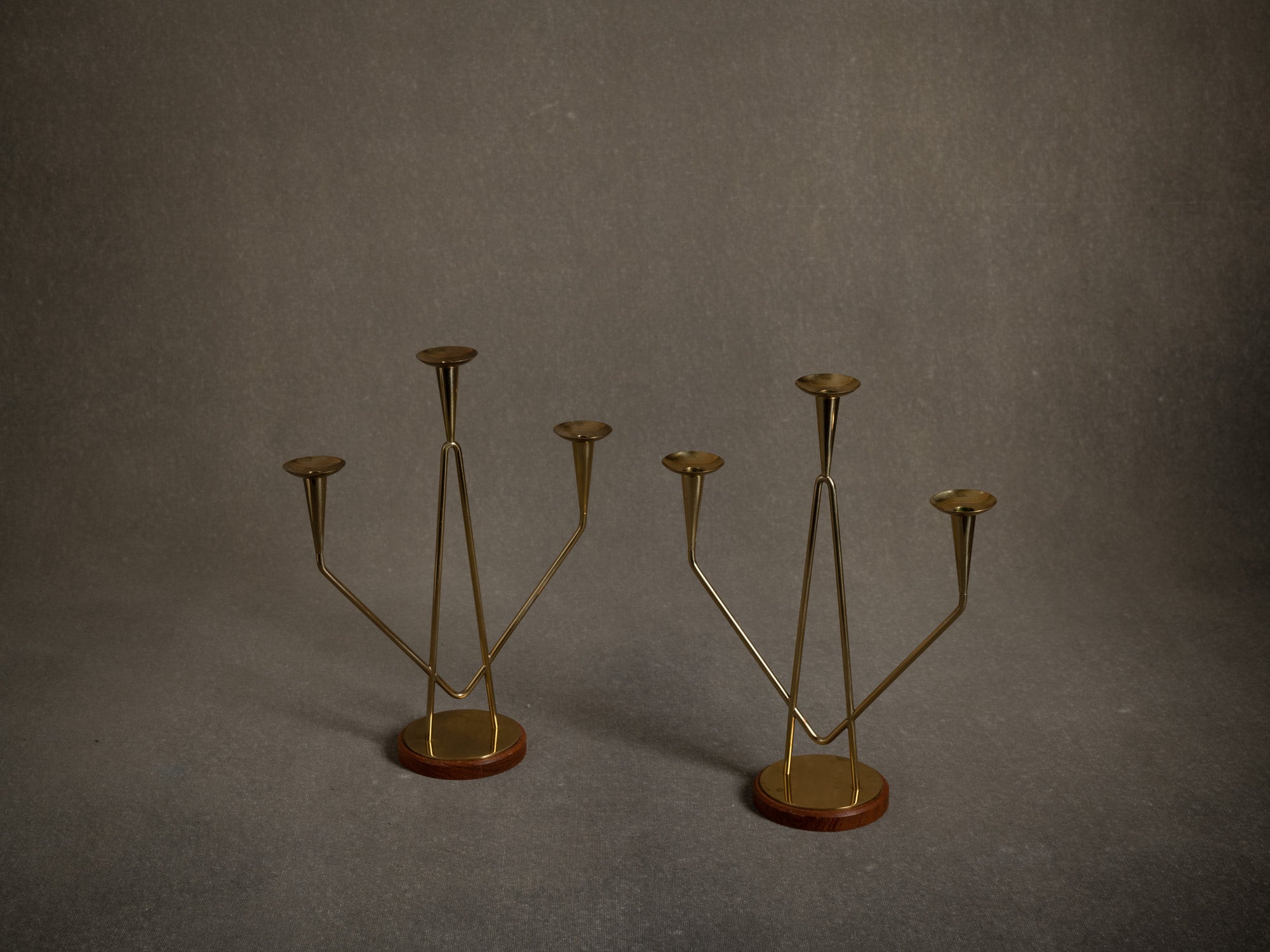 Paire de chandeliers par Gunnar Ander pour Ystad Metall, Suède (début des années 1960)..Set of 2 candle holders /candelabras by Gunnar Ander for Ystad Metall, Sweden (Early 1960's)
