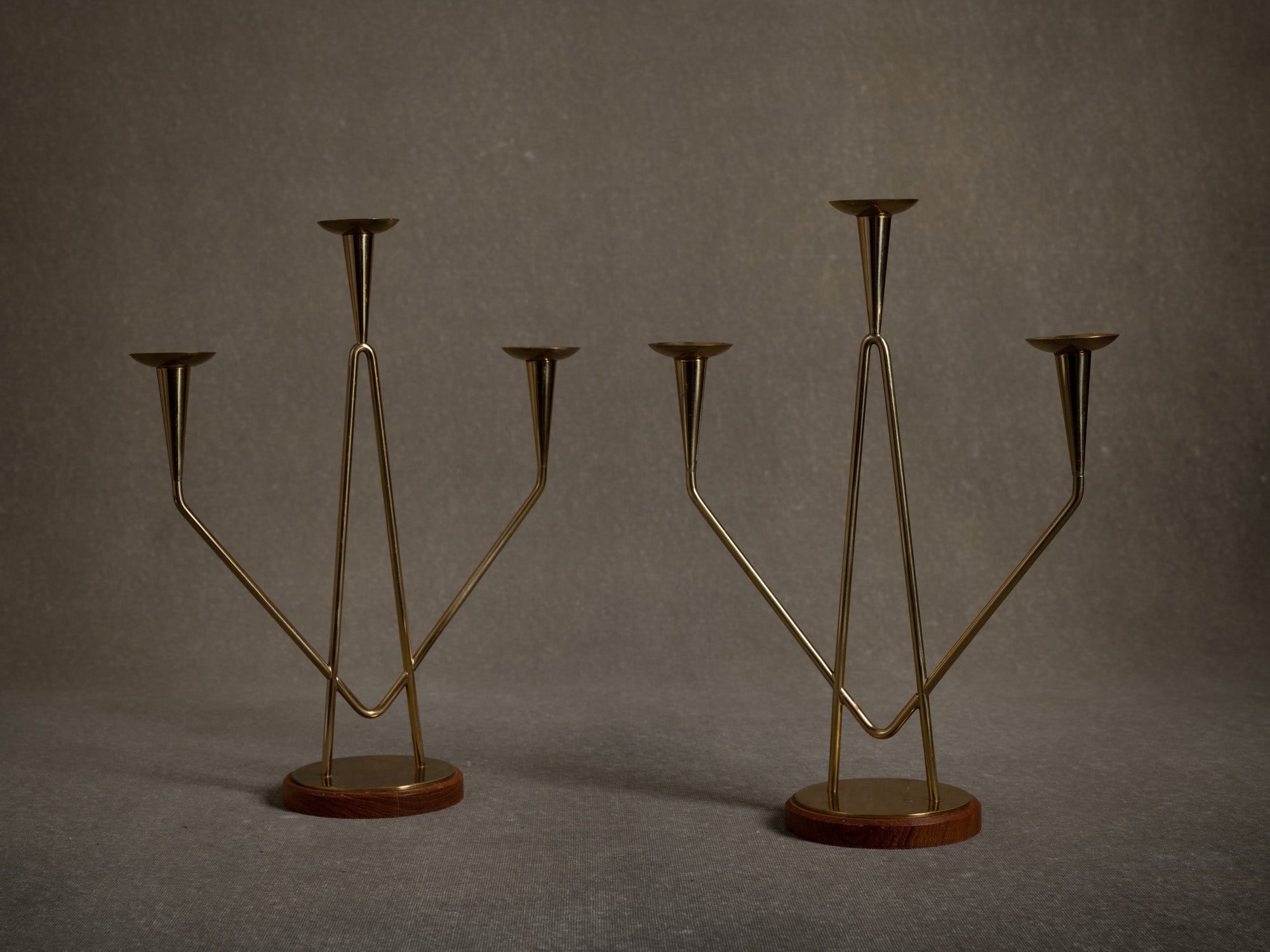 Paire de chandeliers par Gunnar Ander pour Ystad Metall, Suède (début des années 1960)..Set of 2 candle holders /candelabras by Gunnar Ander for Ystad Metall, Sweden (Early 1960's)