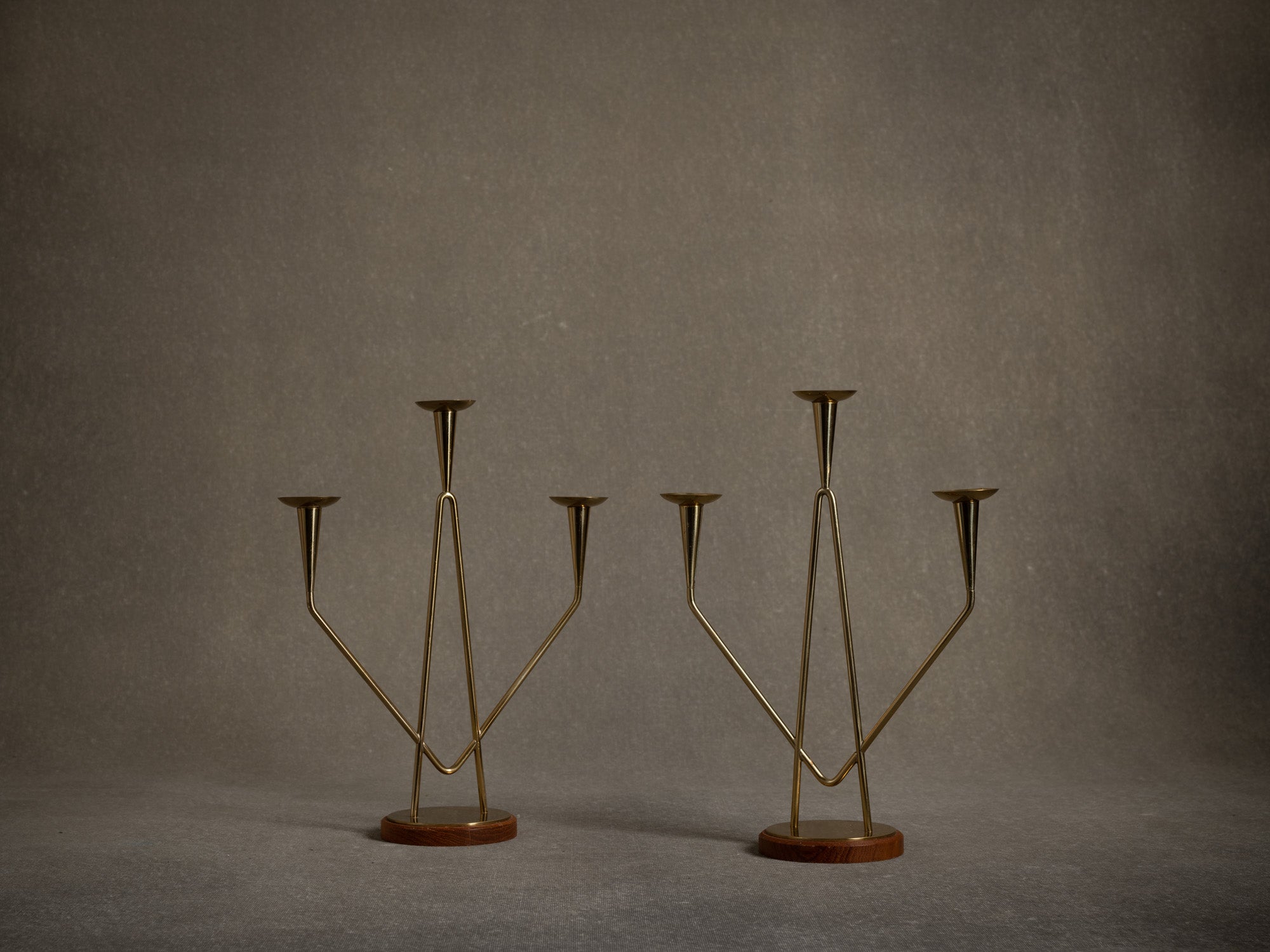 Paire de chandeliers par Gunnar Ander pour Ystad Metall, Suède (début des années 1960)..Set of 2 candle holders /candelabras by Gunnar Ander for Ystad Metall, Sweden (Early 1960's)