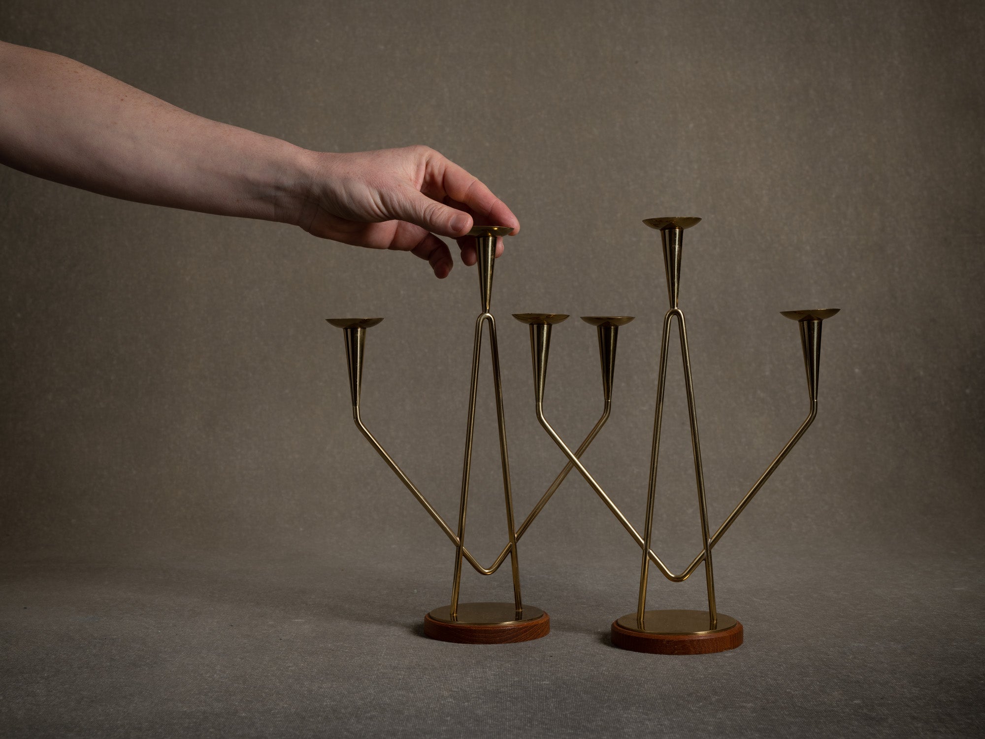 Paire de chandeliers par Gunnar Ander pour Ystad Metall, Suède (début des années 1960)..Set of 2 candle holders /candelabras by Gunnar Ander for Ystad Metall, Sweden (Early 1960's)