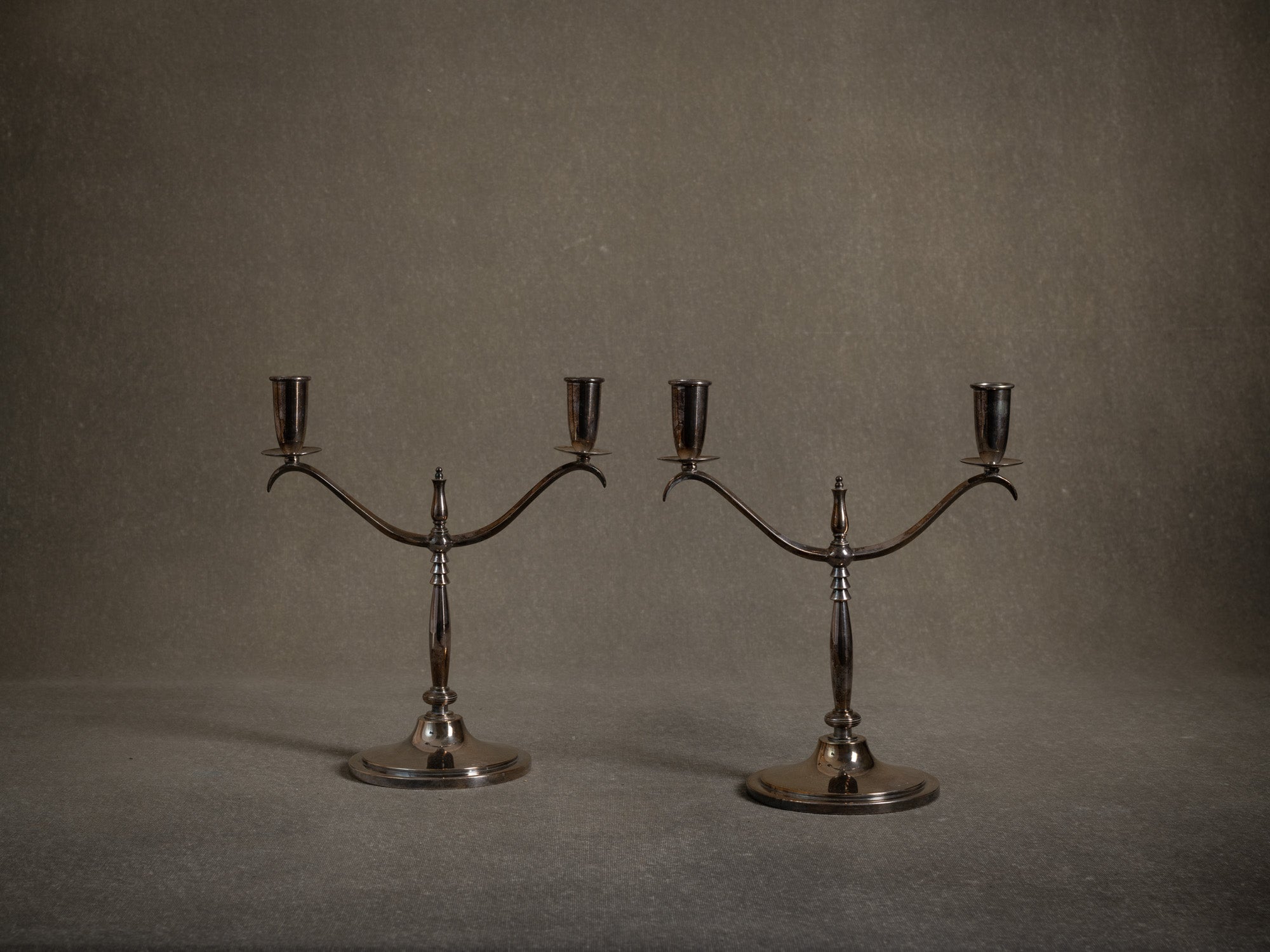 Paire de chandeliers "grâce suédoise" Elis Bergh pour C.G. Hallberg, Suède (années 1920)..Set of 2 "swedish grace" candle holders /candelabras by C.G. Hallberg, Sweden (1920's)