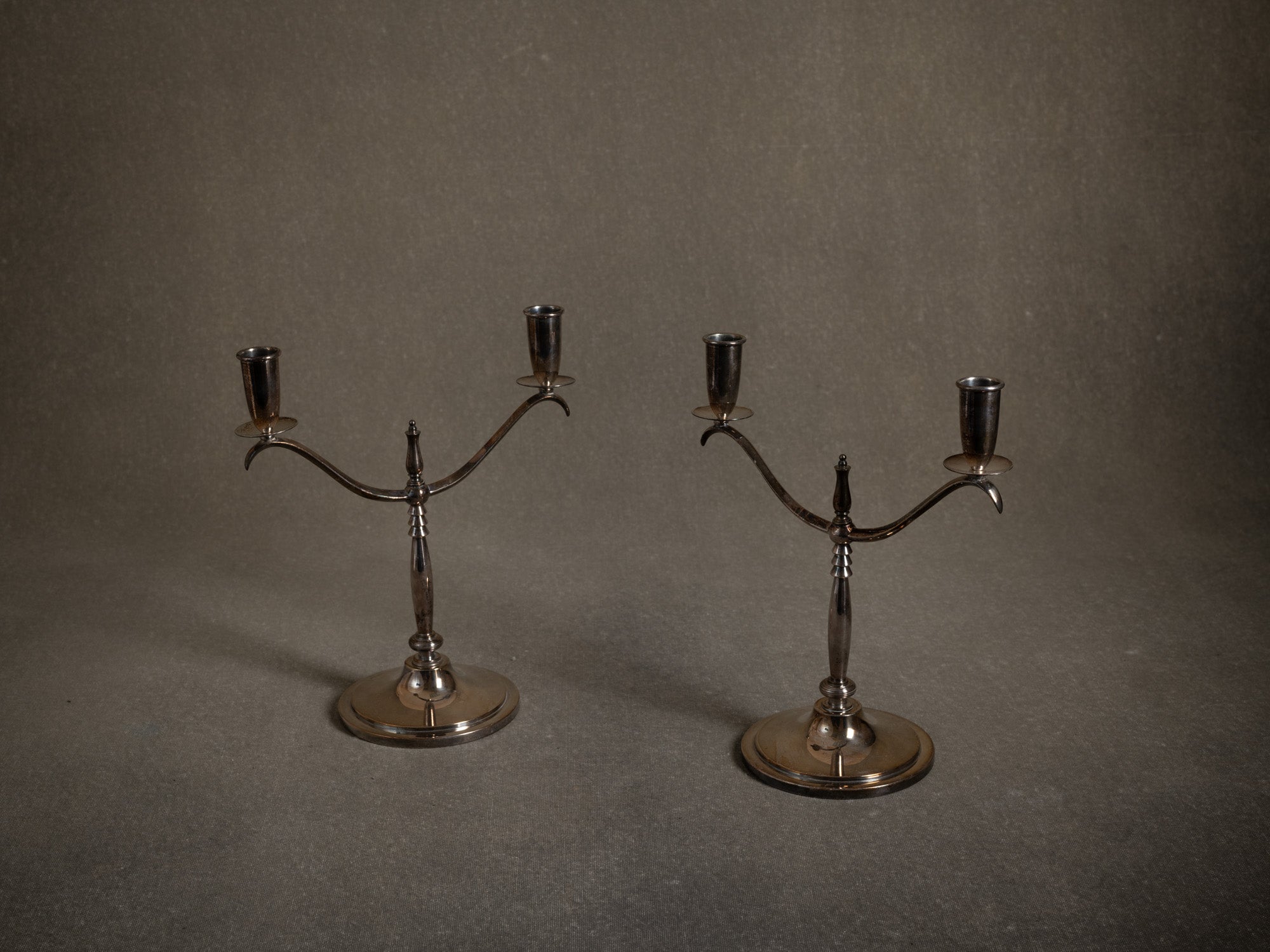 Paire de chandeliers "grâce suédoise" Elis Bergh pour C.G. Hallberg, Suède (années 1920)..Set of 2 "swedish grace" candle holders /candelabras by C.G. Hallberg, Sweden (1920's)