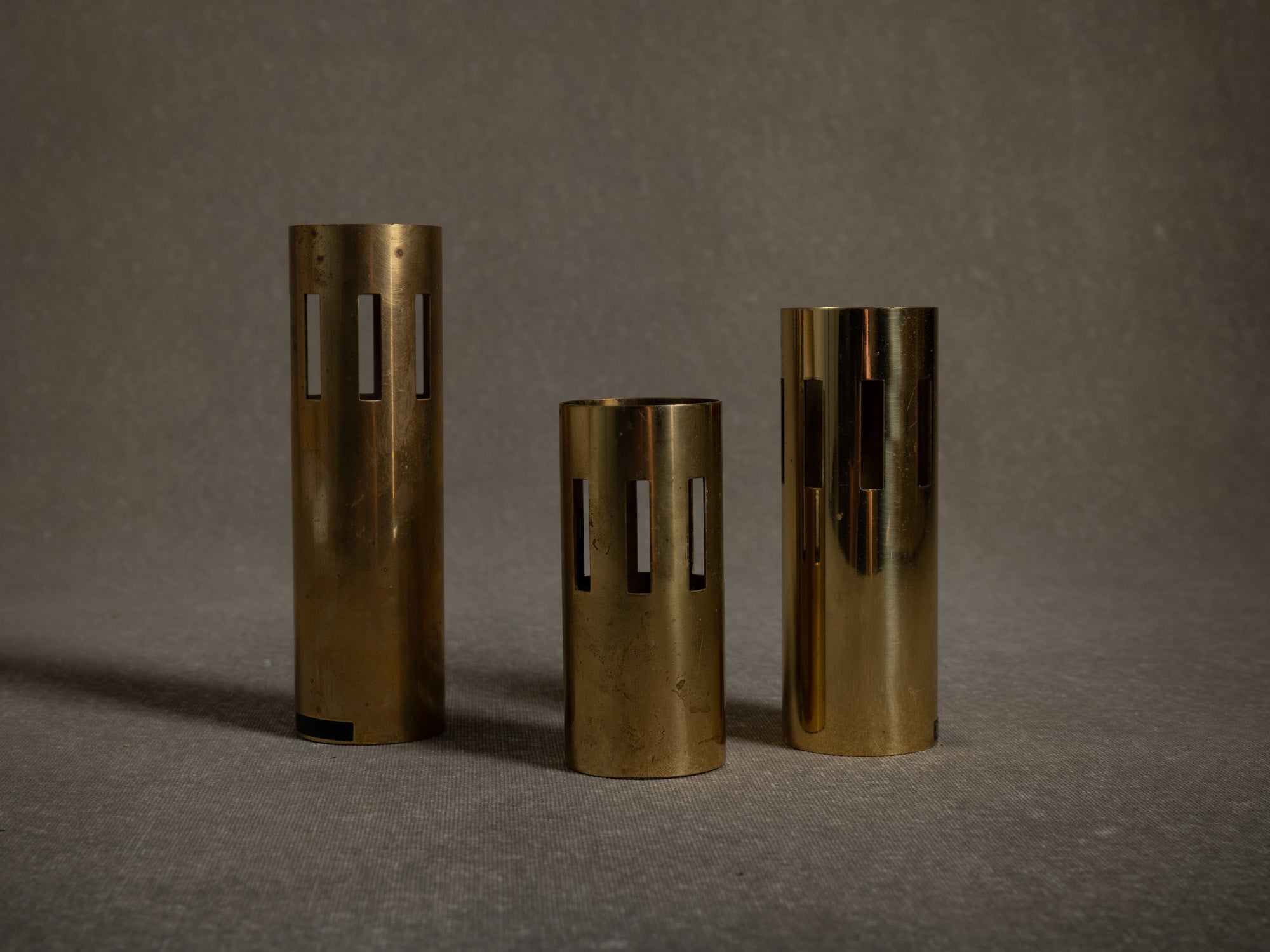 Ensemble de 3 photophores en laiton par Kullamässing, Suède (vers 1965-70)..Set of 3 brass tealight holders by Kullamässing, Sweden (circa 1965-70)