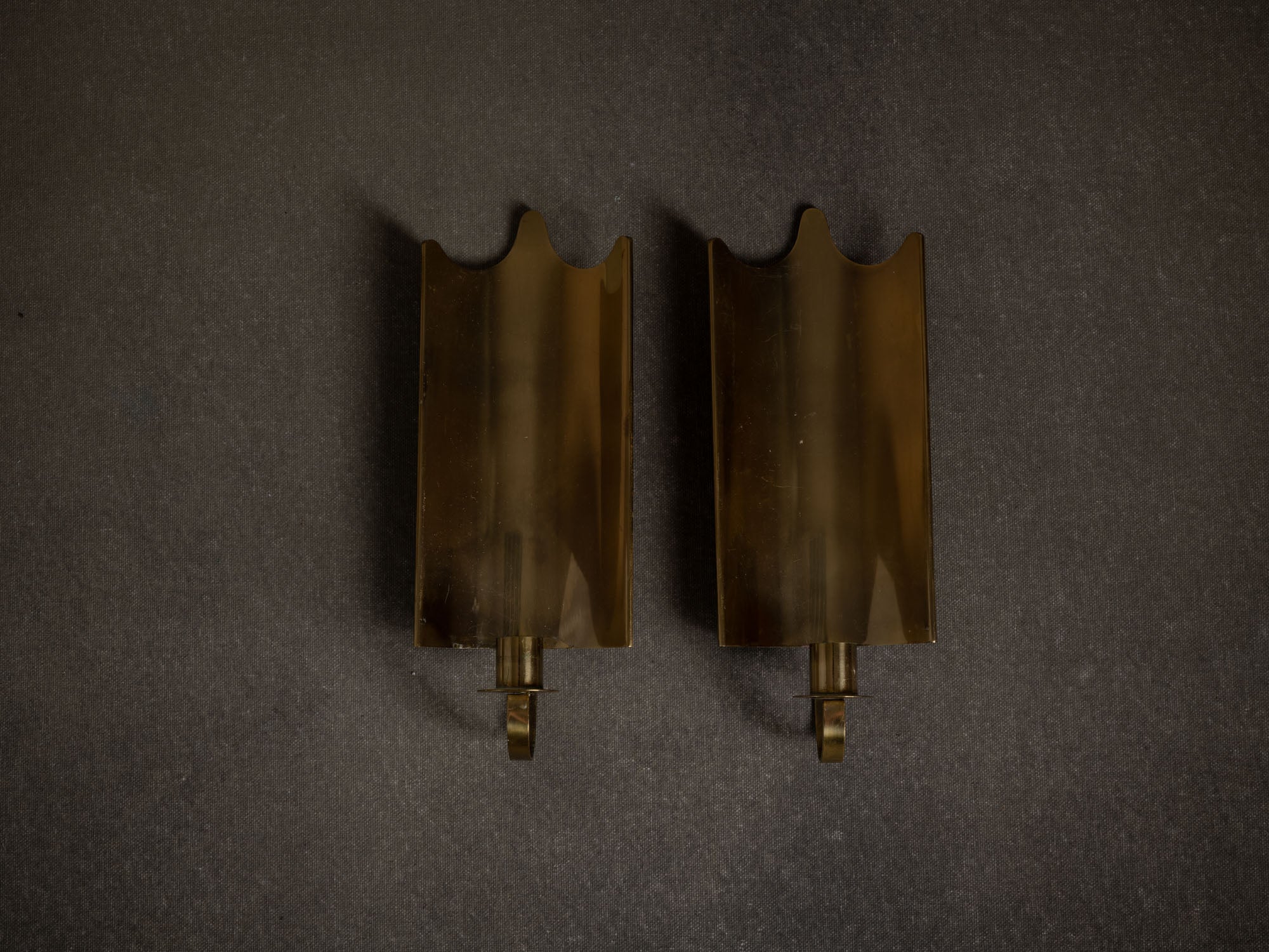 Paire de miroirs d'appliques muraux néoclassiques en laiton, Suède (vers 1940)..Pair of neoclassical brass wall light candle holders, Sweden (circa 1940)