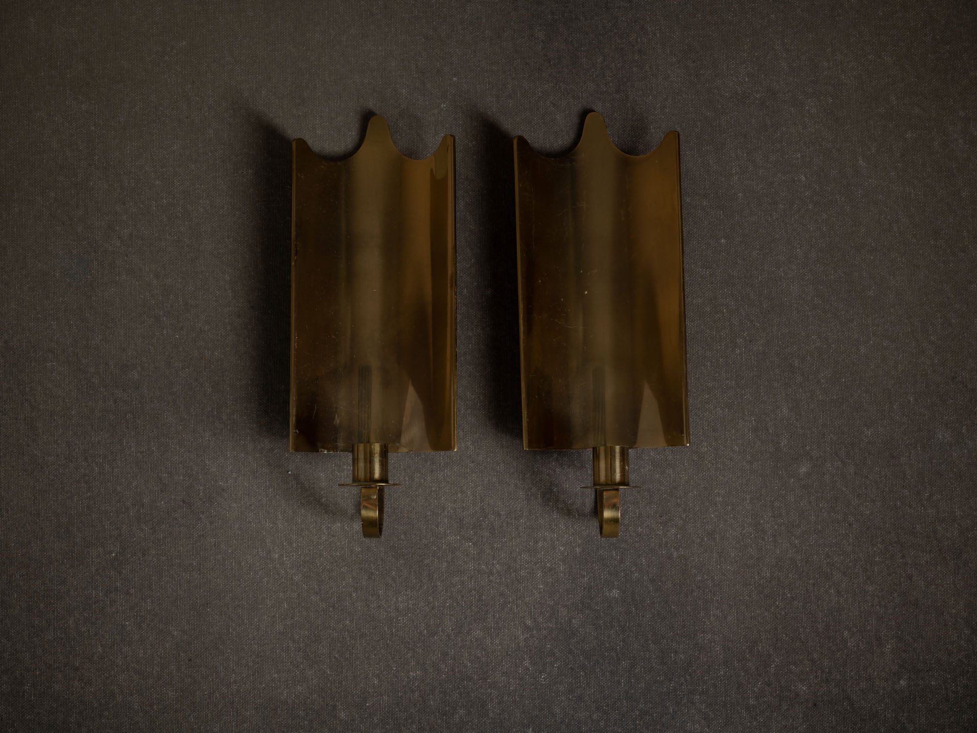 Paire de miroirs d'appliques muraux néoclassiques en laiton, Suède (vers 1940)..Pair of neoclassical brass wall light candle holders, Sweden (circa 1940)