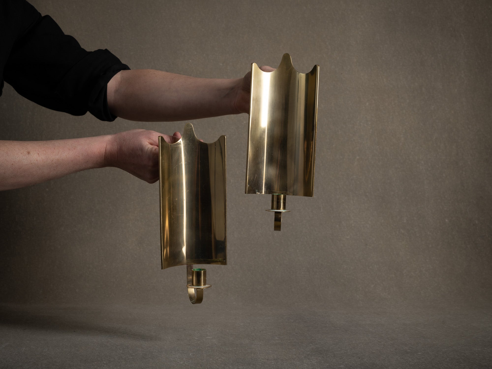 Paire de miroirs d'appliques muraux néoclassiques en laiton, Suède (vers 1940)..Pair of neoclassical brass wall light candle holders, Sweden (circa 1940)