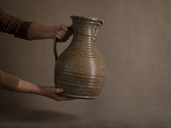 Rare pichet monumental d'Alain & Chantal Magne à La Borne, France (vers 1978-80)..Huge Stoneware pitcher / vase by Alain & Chantal Magne in La borne, France (circa 1978-80)