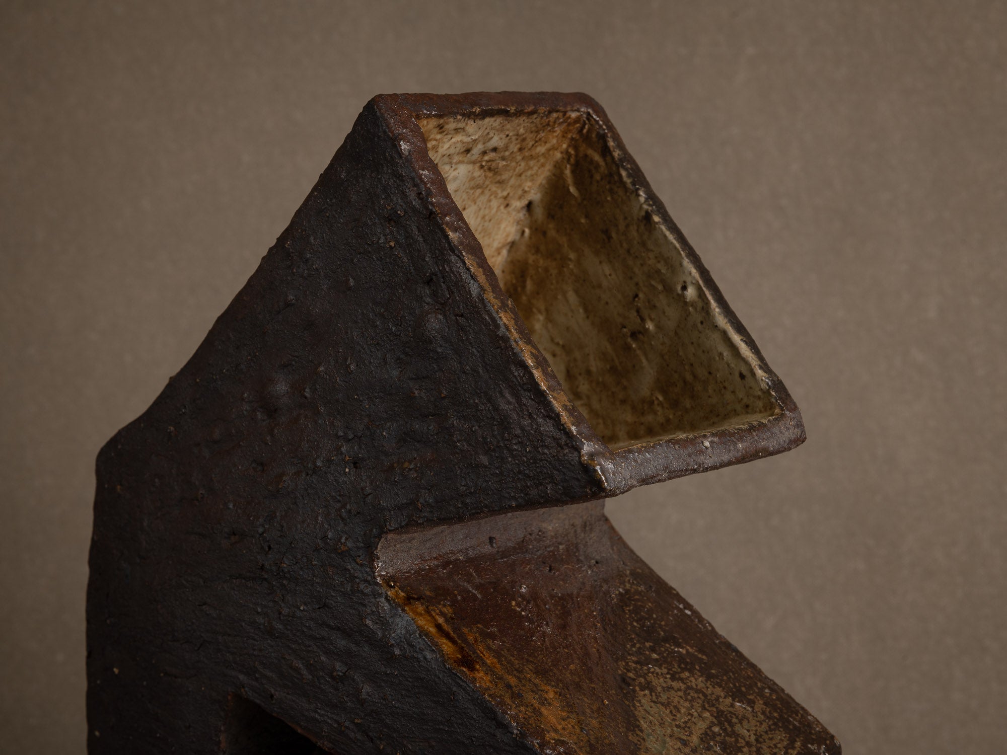 Important vase‑sculpture en grès de La Borne, France (vers 1975-80)..Important La Borne stoneware sculptural vase, France (circa 1975-80)