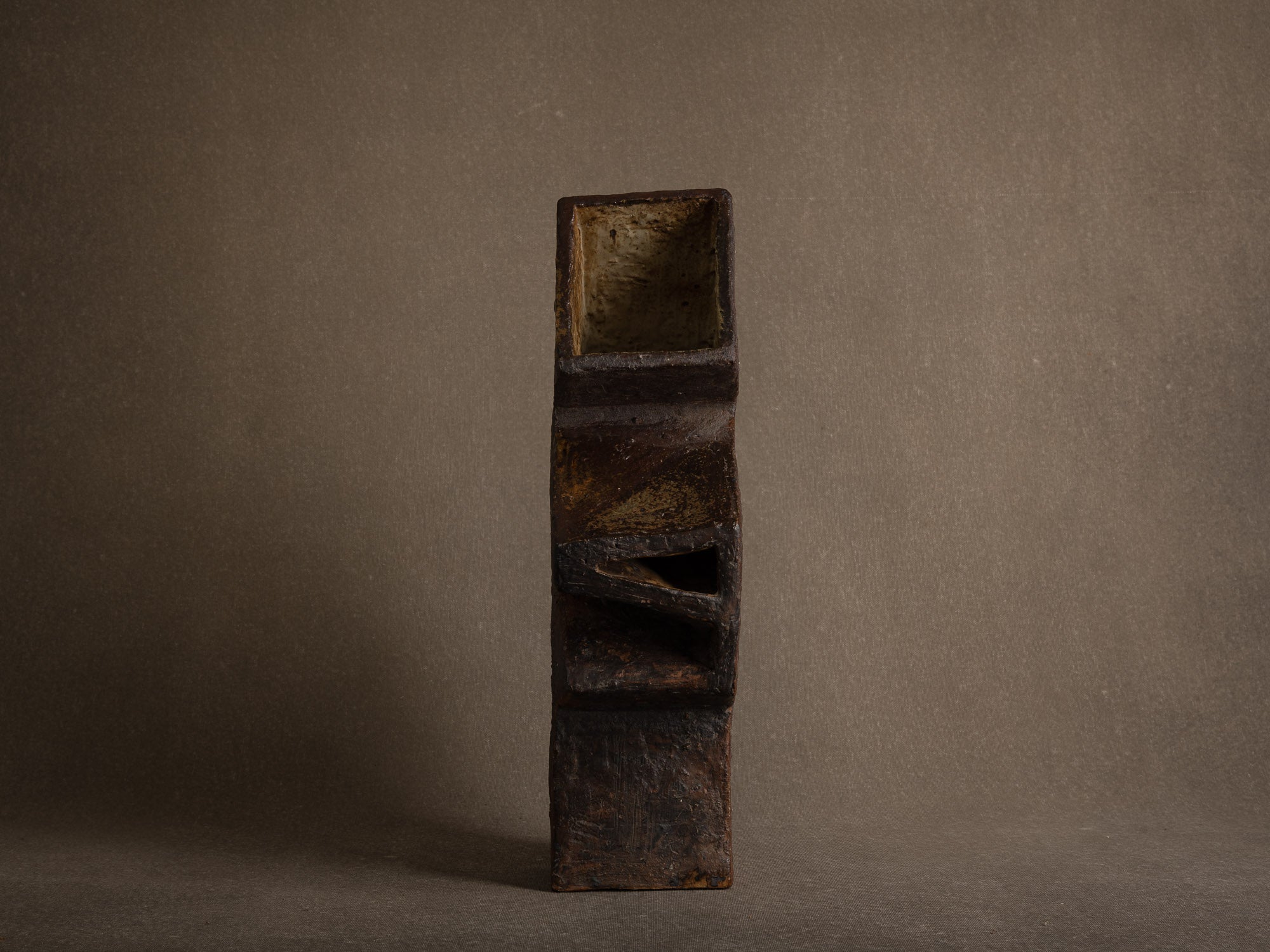 Important vase‑sculpture en grès de La Borne, France (vers 1975-80)..Important La Borne stoneware sculptural vase, France (circa 1975-80)