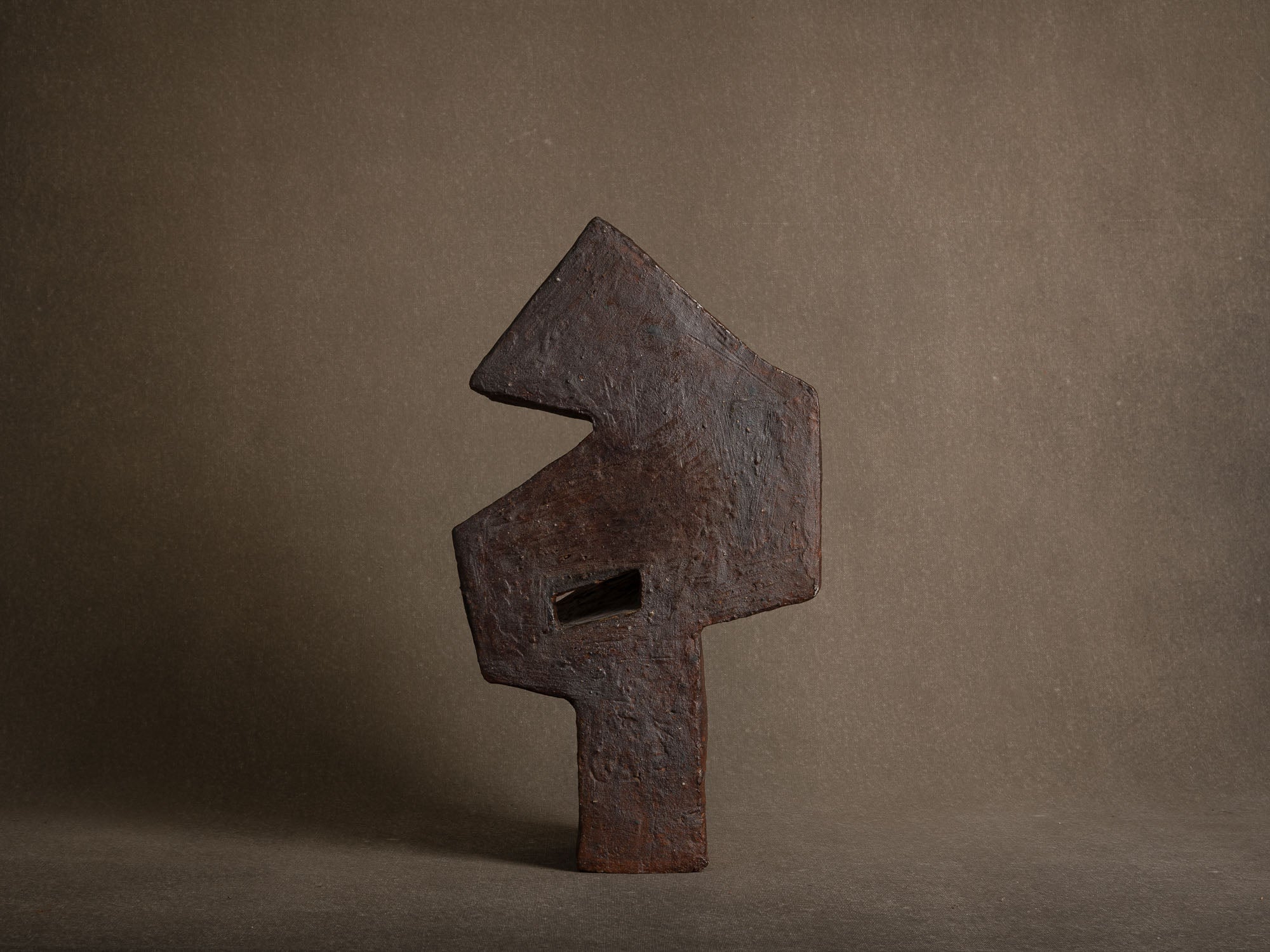 Important vase‑sculpture en grès de La Borne, France (vers 1975-80)..Important La Borne stoneware sculptural vase, France (circa 1975-80)