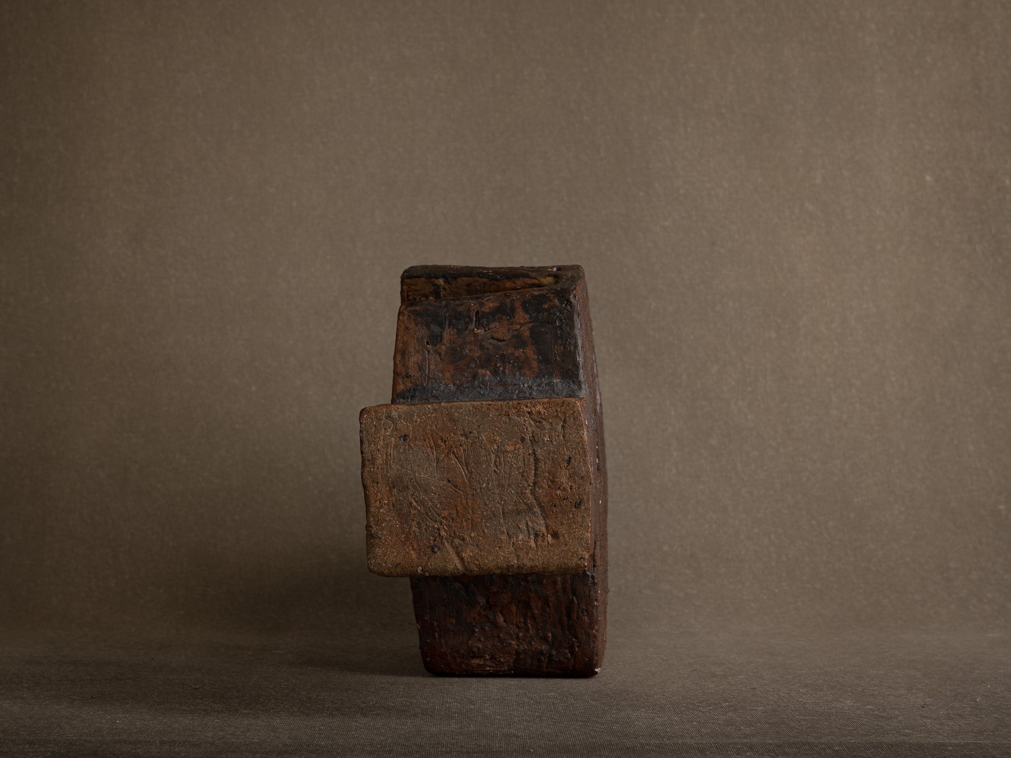 Important vase‑sculpture en grès de La Borne, France (vers 1975-80)..Important La Borne stoneware sculptural vase, France (circa 1975-80)