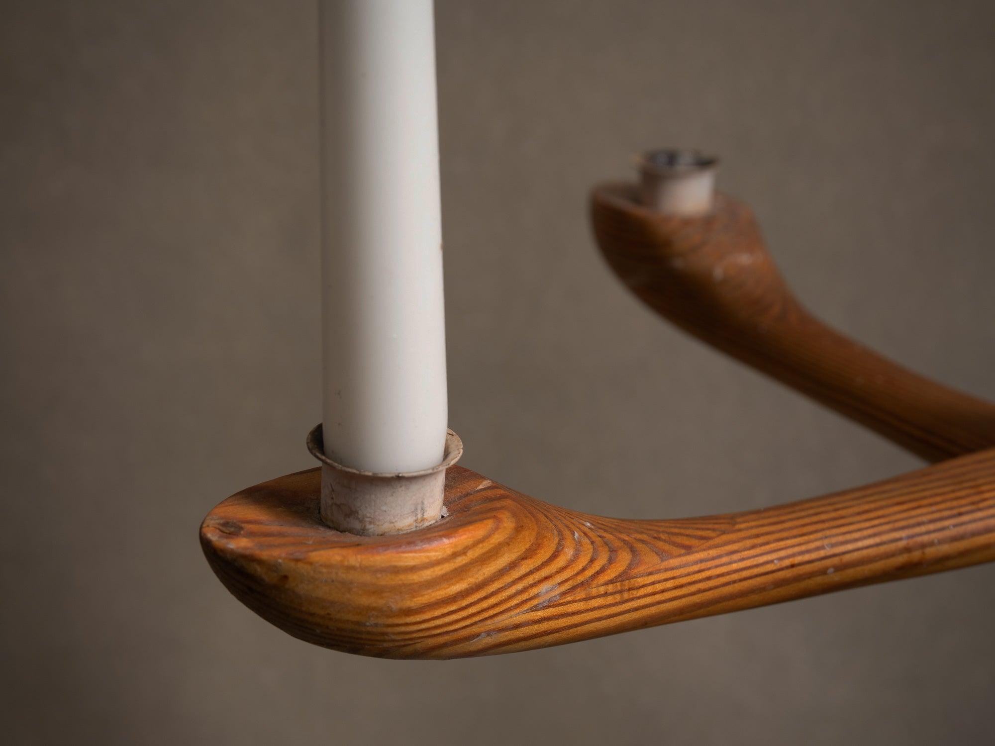 Lustre à bougies en pin mouluré dans le style de Peder Moos, Scandinavie (vers 1950-60)..Carved pine candle chandelier, in the style of Peder Moos, Scandinavia (circa 1950-60)
