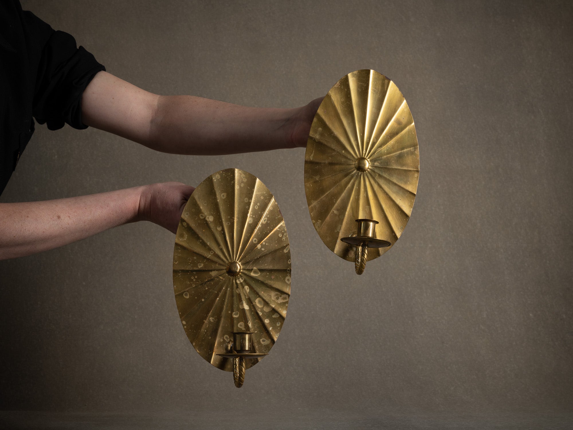 Paire de miroirs d'appliques muraux en laiton par Knut Eriksson, Suède (vers 1900-20)..Pair of Japanese inspired brass wall sconce mirrors by Knut Eriksson, Sweden (circa 1900-20)
