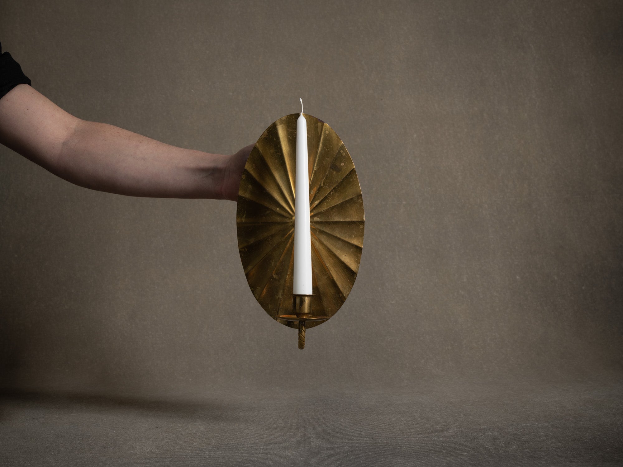 Paire de miroirs d'appliques muraux en laiton par Knut Eriksson, Suède (vers 1900-20)..Pair of Japanese inspired brass wall sconce mirrors by Knut Eriksson, Sweden (circa 1900-20)