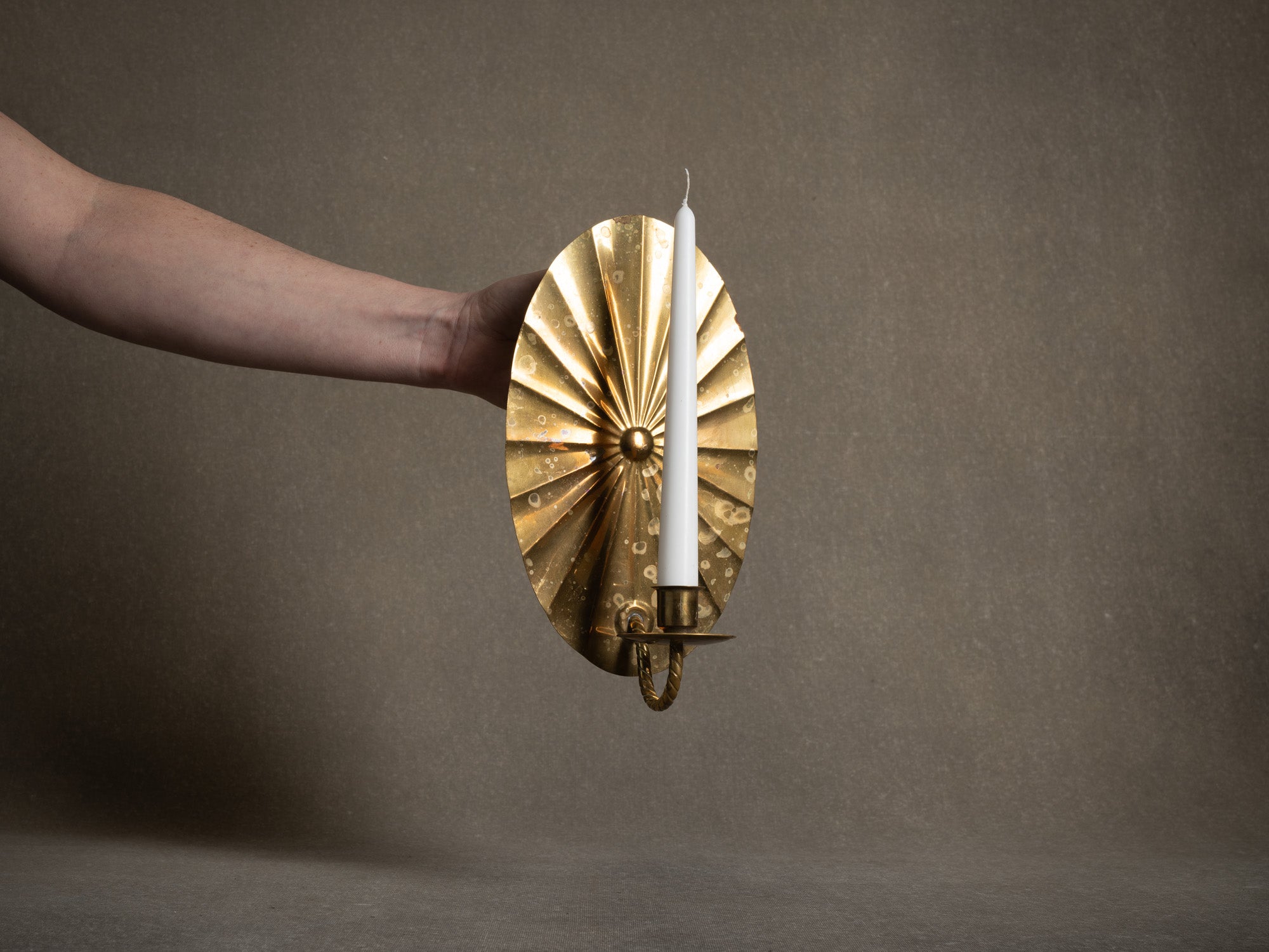 Paire de miroirs d'appliques muraux en laiton par Knut Eriksson, Suède (vers 1900-20)..Pair of Japanese inspired brass wall sconce mirrors by Knut Eriksson, Sweden (circa 1900-20)