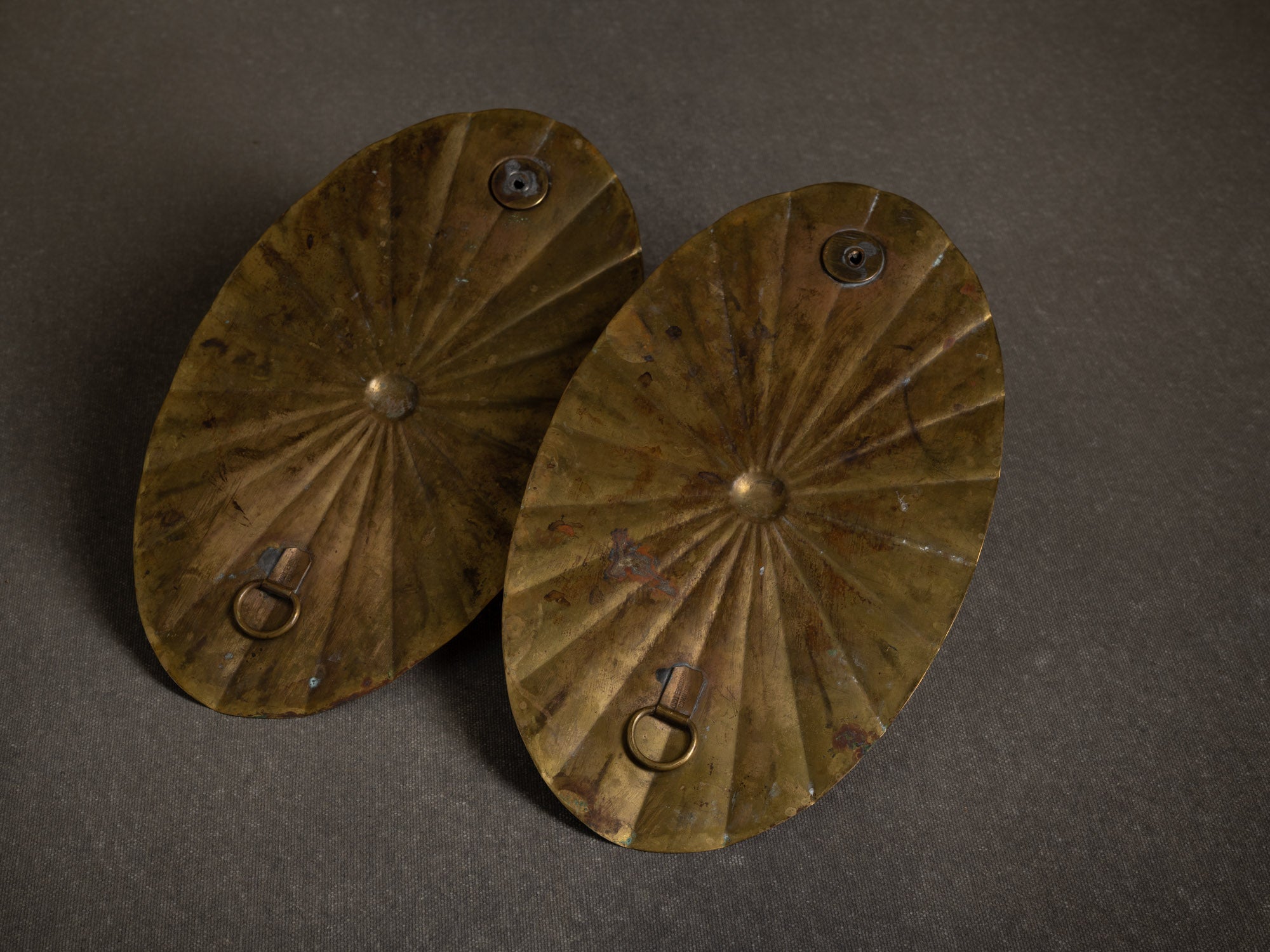 Paire de miroirs d'appliques muraux en laiton par Knut Eriksson, Suède (vers 1900-20)..Pair of Japanese inspired brass wall sconce mirrors by Knut Eriksson, Sweden (circa 1900-20)