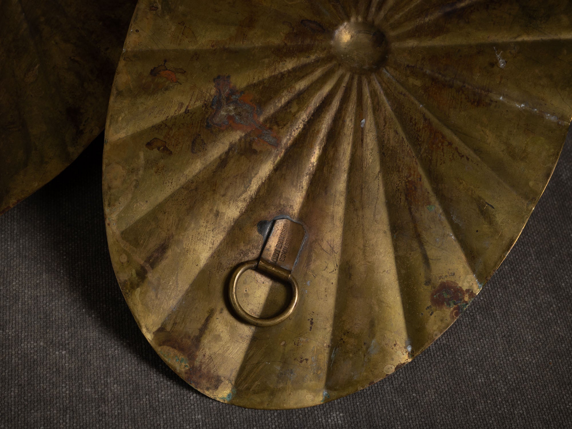 Paire de miroirs d'appliques muraux en laiton par Knut Eriksson, Suède (vers 1900-20)..Pair of Japanese inspired brass wall sconce mirrors by Knut Eriksson, Sweden (circa 1900-20)