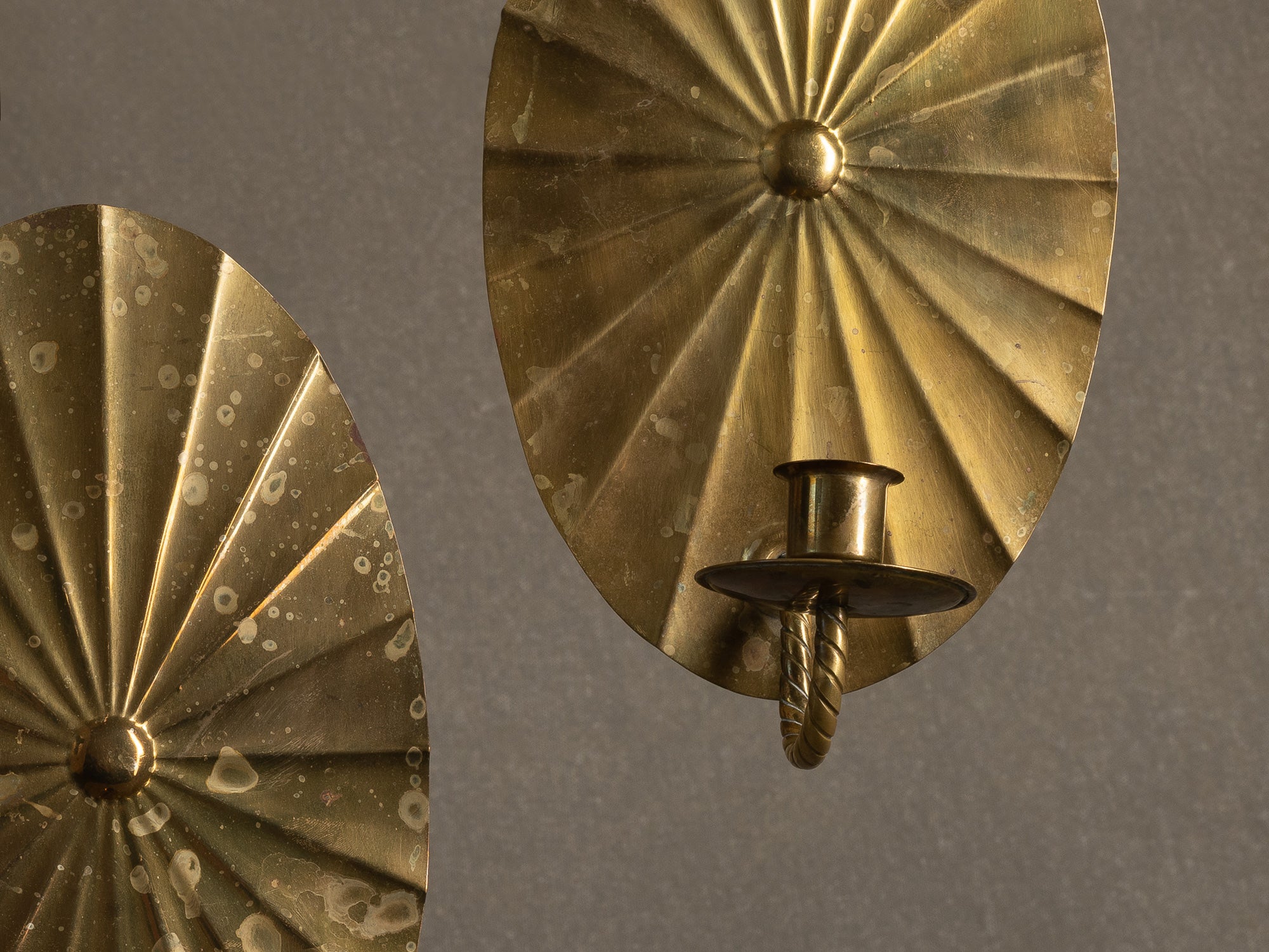 Paire de miroirs d'appliques muraux en laiton par Knut Eriksson, Suède (vers 1900-20)..Pair of Japanese inspired brass wall sconce mirrors by Knut Eriksson, Sweden (circa 1900-20)