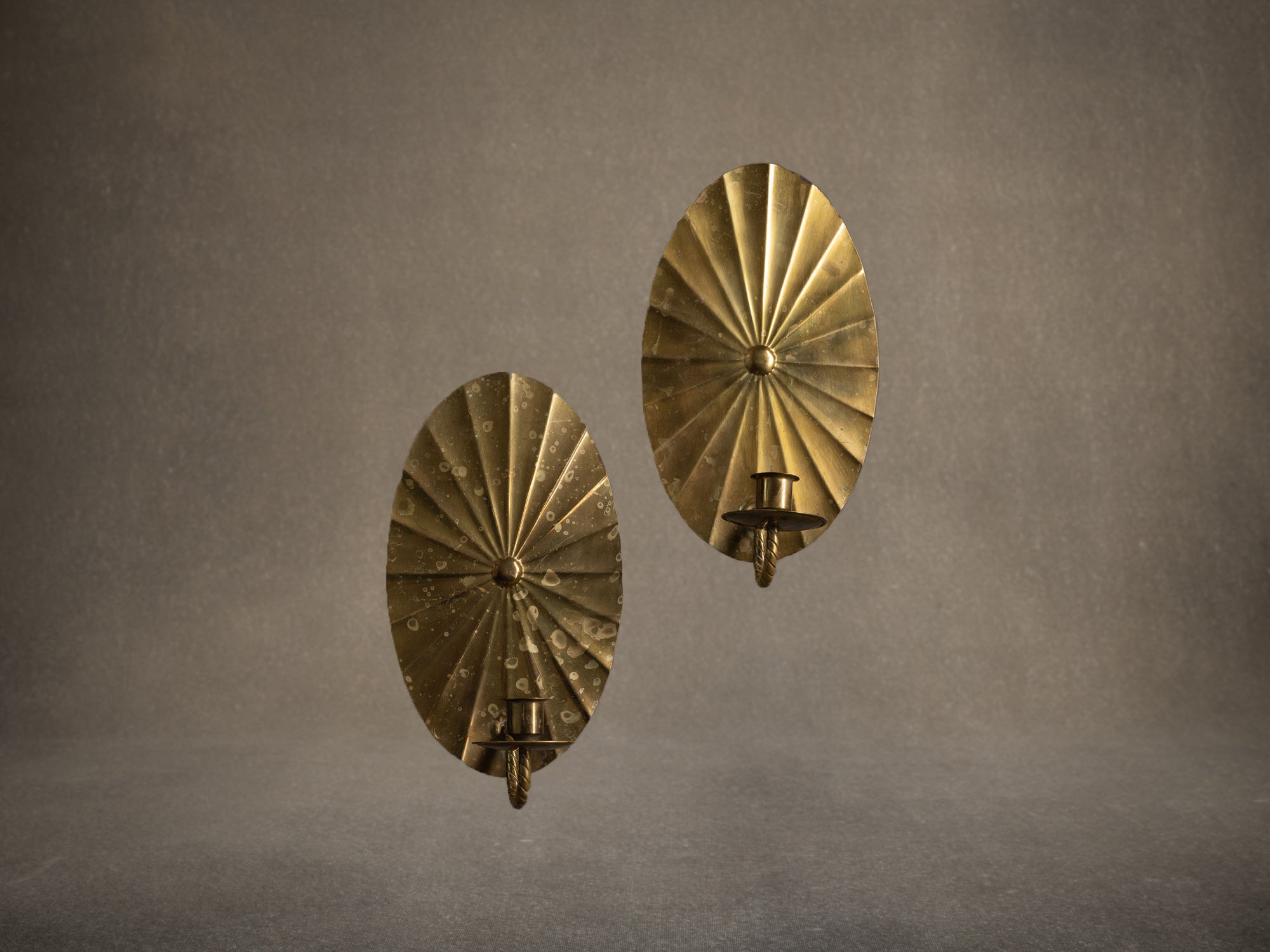 Paire de miroirs d'appliques muraux en laiton par Knut Eriksson, Suède (vers 1900-20)..Pair of Japanese inspired brass wall sconce mirrors by Knut Eriksson, Sweden (circa 1900-20)