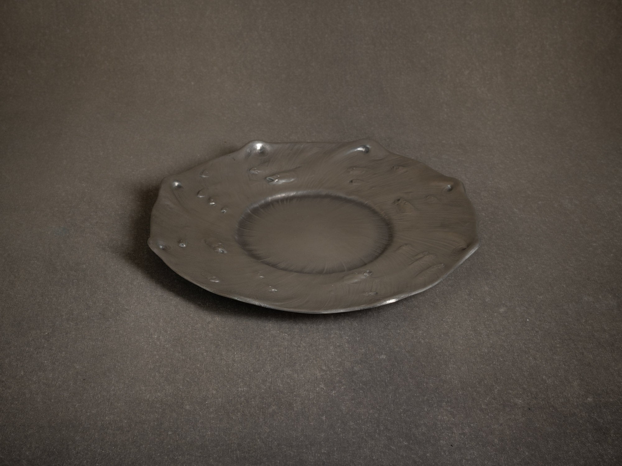 Plateau japoniste Art nouveau par Olof Ahlberg pour Schreuder & Olsson Gjutet tenn, Suède (modèle dessiné en 1905)..Japonomania Jugendstil tray by Olof Ahlberg for Schreuder & Olsson Gjutet Tenn, Sweden (model designed in 1905)