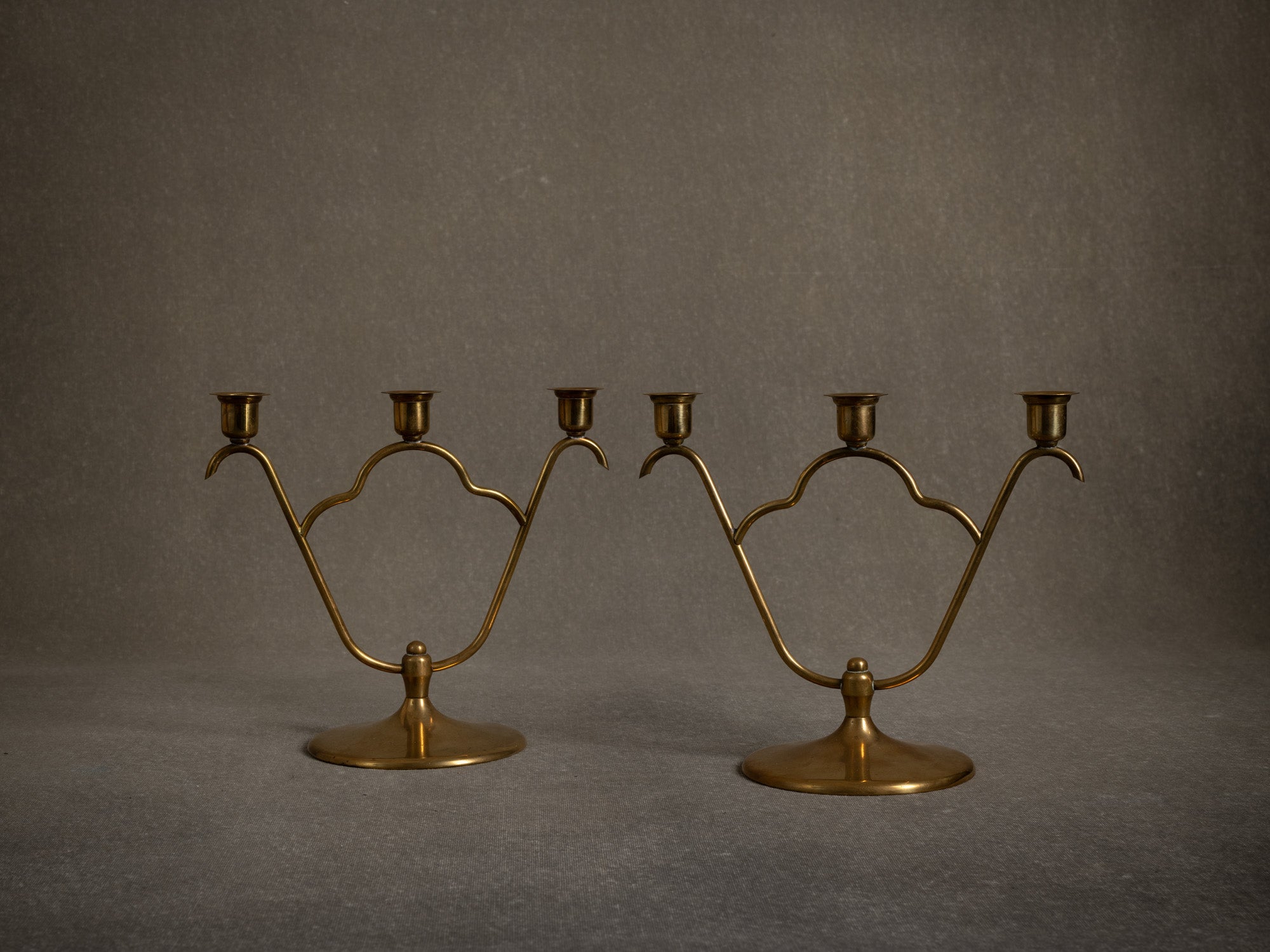 Paire de bougeoirs / candélabres de table en laiton par O.H. Lagerstedt, Suède (vers 1930-40)..Pair of brass "swedish grace" candle holders / table candelabra by O.H. Lagerstedt, Sweden (circa 1930-40)