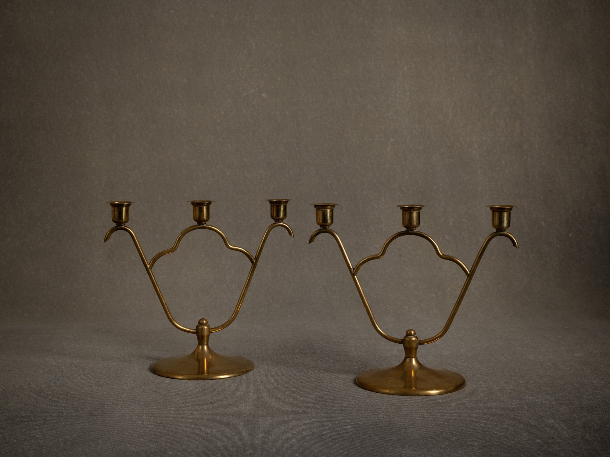 Paire de bougeoirs / candélabres de table en laiton par O.H. Lagerstedt, Suède (vers 1930-40)..Pair of brass "swedish grace" candle holders / table candelabra by O.H. Lagerstedt, Sweden (circa 1930-40)