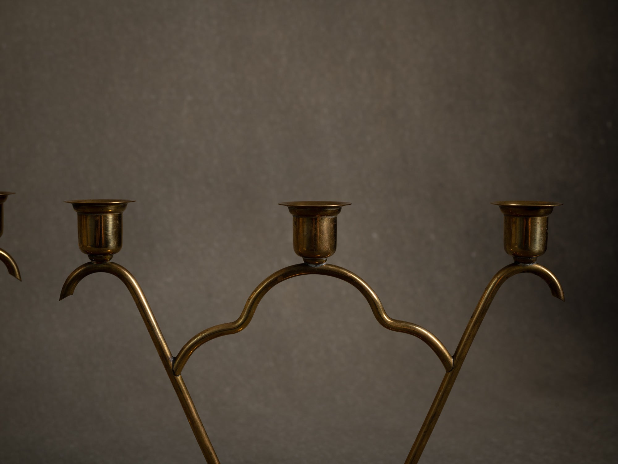 Paire de bougeoirs / candélabres de table en laiton par O.H. Lagerstedt, Suède (vers 1930-40)..Pair of brass "swedish grace" candle holders / table candelabra by O.H. Lagerstedt, Sweden (circa 1930-40)