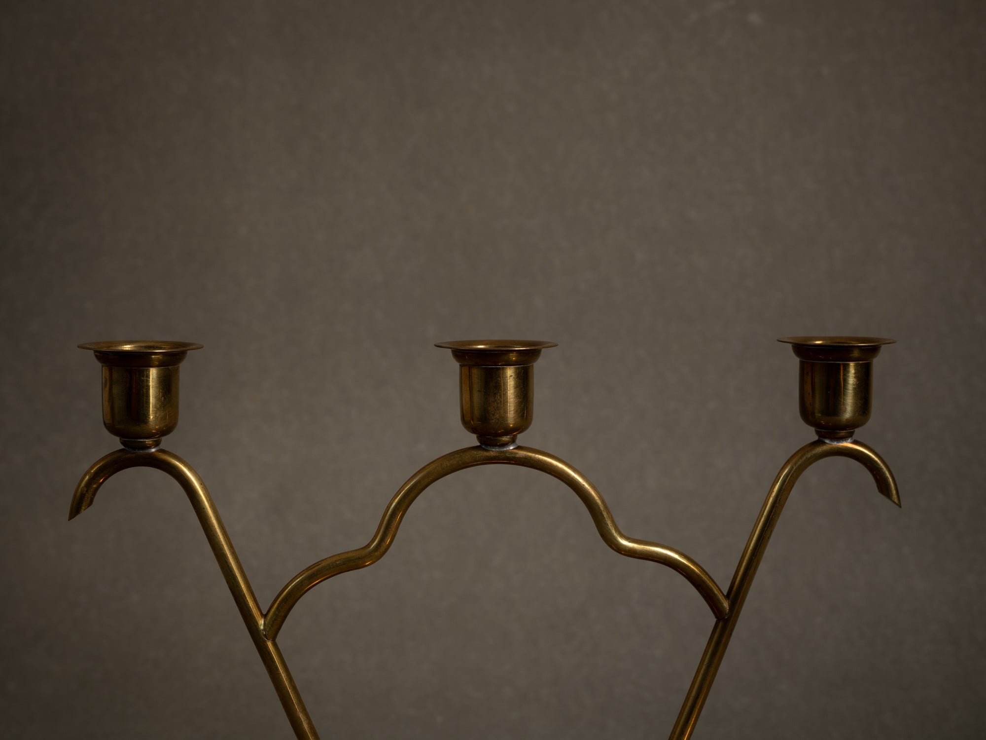 Paire de bougeoirs / candélabres de table en laiton par O.H. Lagerstedt, Suède (vers 1930-40)..Pair of brass "swedish grace" candle holders / table candelabra by O.H. Lagerstedt, Sweden (circa 1930-40)