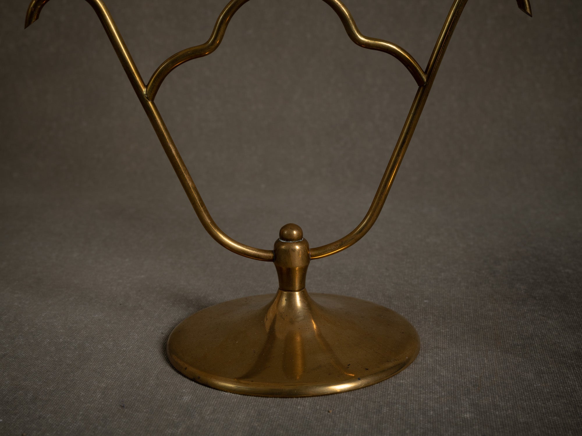 Paire de bougeoirs / candélabres de table en laiton par O.H. Lagerstedt, Suède (vers 1930-40)..Pair of brass "swedish grace" candle holders / table candelabra by O.H. Lagerstedt, Sweden (circa 1930-40)