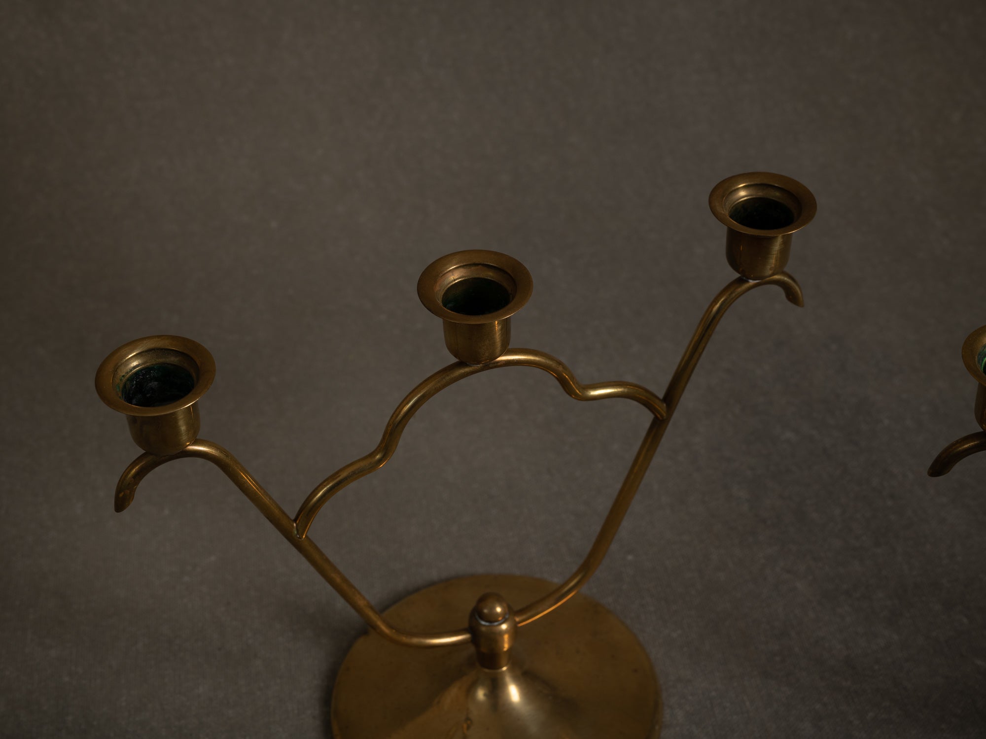 Paire de bougeoirs / candélabres de table en laiton par O.H. Lagerstedt, Suède (vers 1930-40)..Pair of brass "swedish grace" candle holders / table candelabra by O.H. Lagerstedt, Sweden (circa 1930-40)