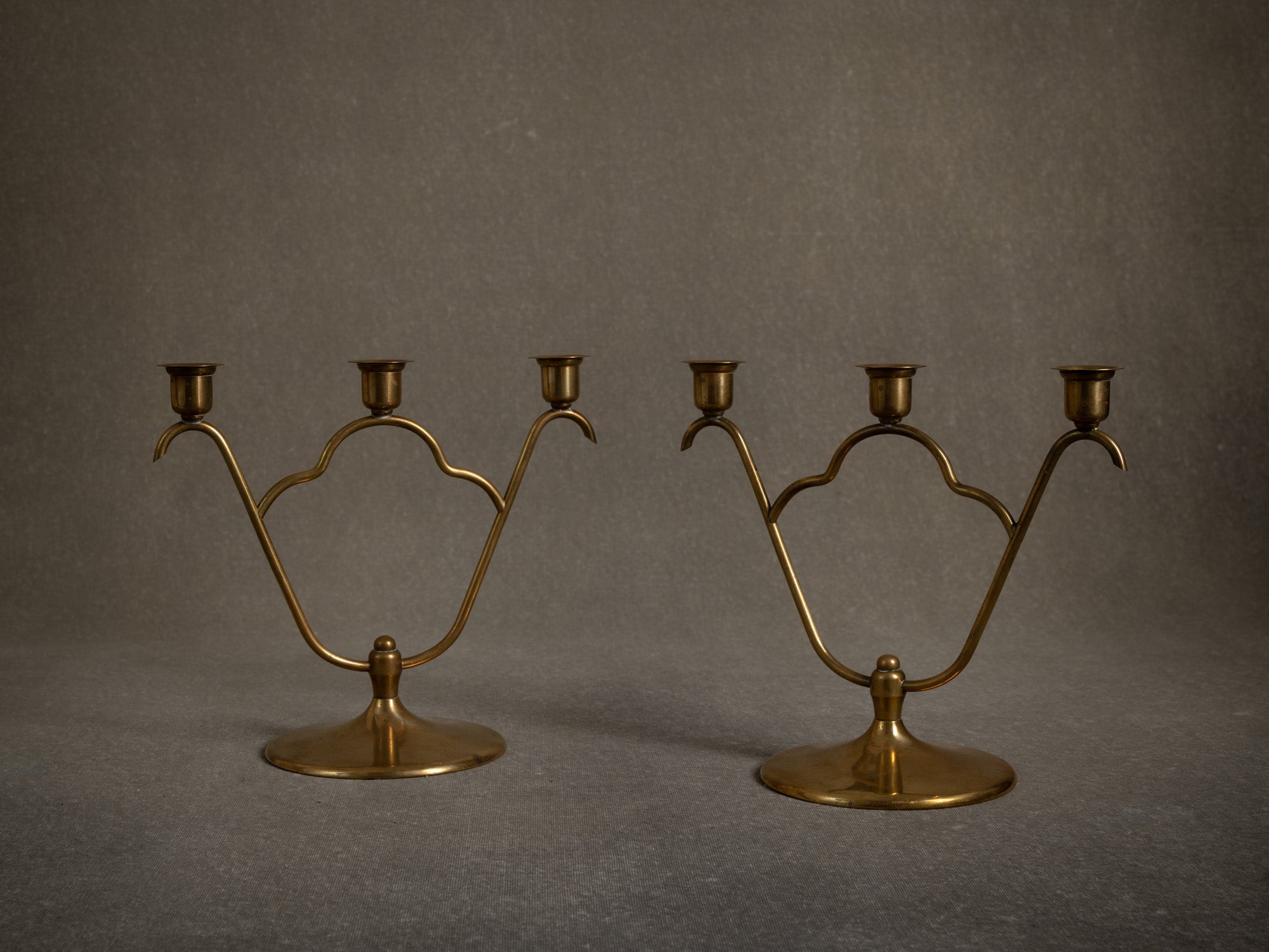 Paire de bougeoirs / candélabres de table en laiton par O.H. Lagerstedt, Suède (vers 1930-40)..Pair of brass "swedish grace" candle holders / table candelabra by O.H. Lagerstedt, Sweden (circa 1930-40)