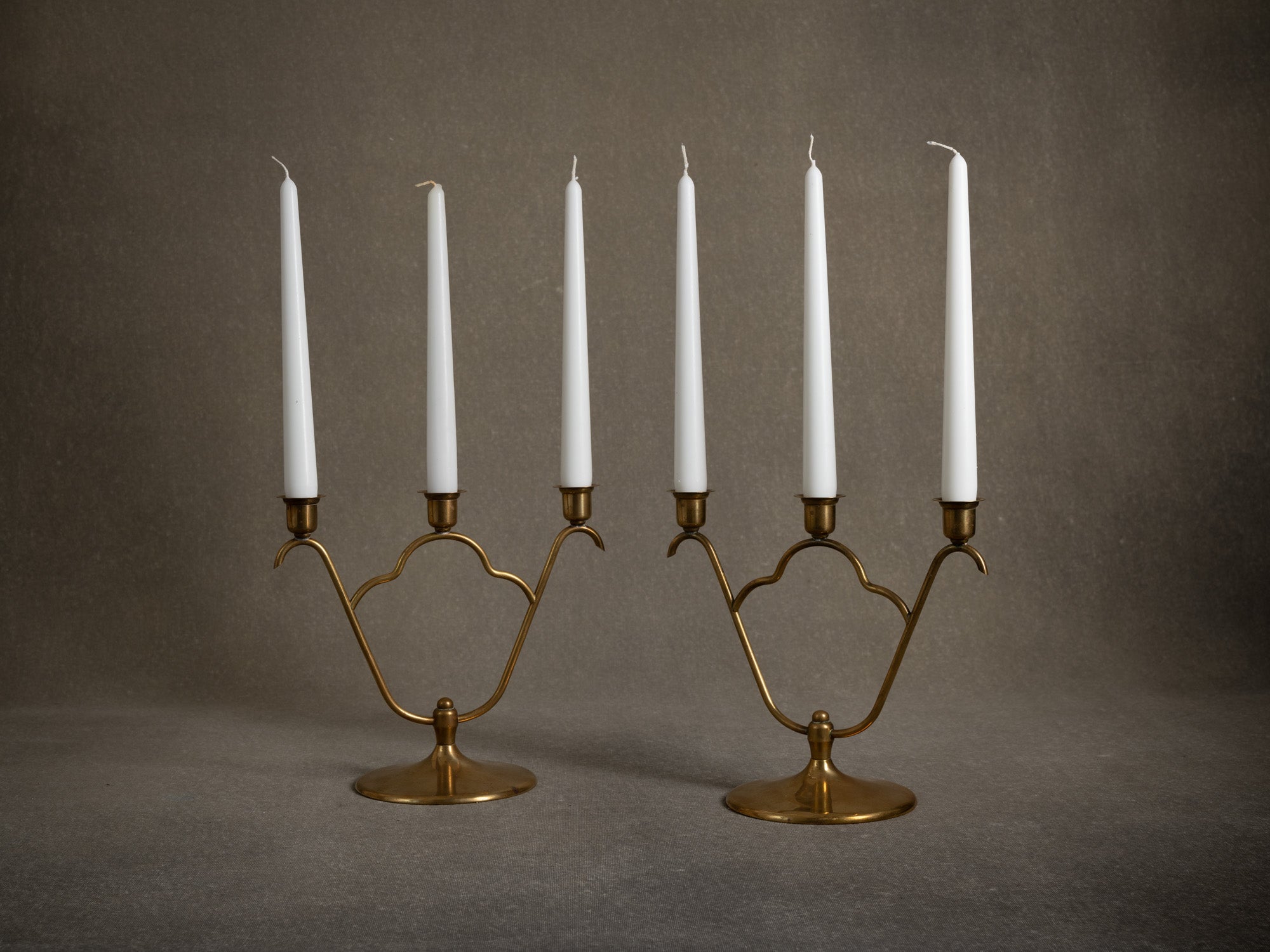 Paire de bougeoirs / candélabres de table en laiton par O.H. Lagerstedt, Suède (vers 1930-40)..Pair of brass "swedish grace" candle holders / table candelabra by O.H. Lagerstedt, Sweden (circa 1930-40)