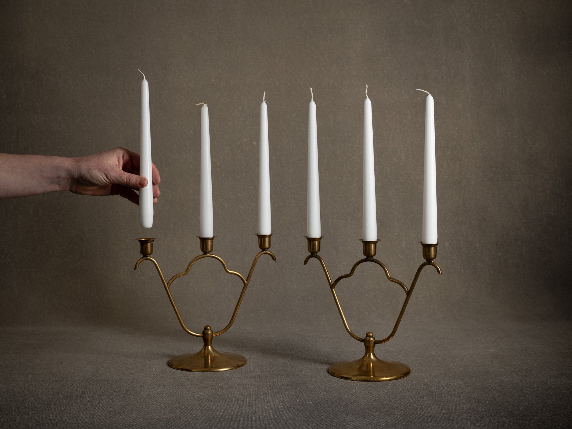 Paire de bougeoirs / candélabres de table en laiton par O.H. Lagerstedt, Suède (vers 1930-40)..Pair of brass "swedish grace" candle holders / table candelabra by O.H. Lagerstedt, Sweden (circa 1930-40)