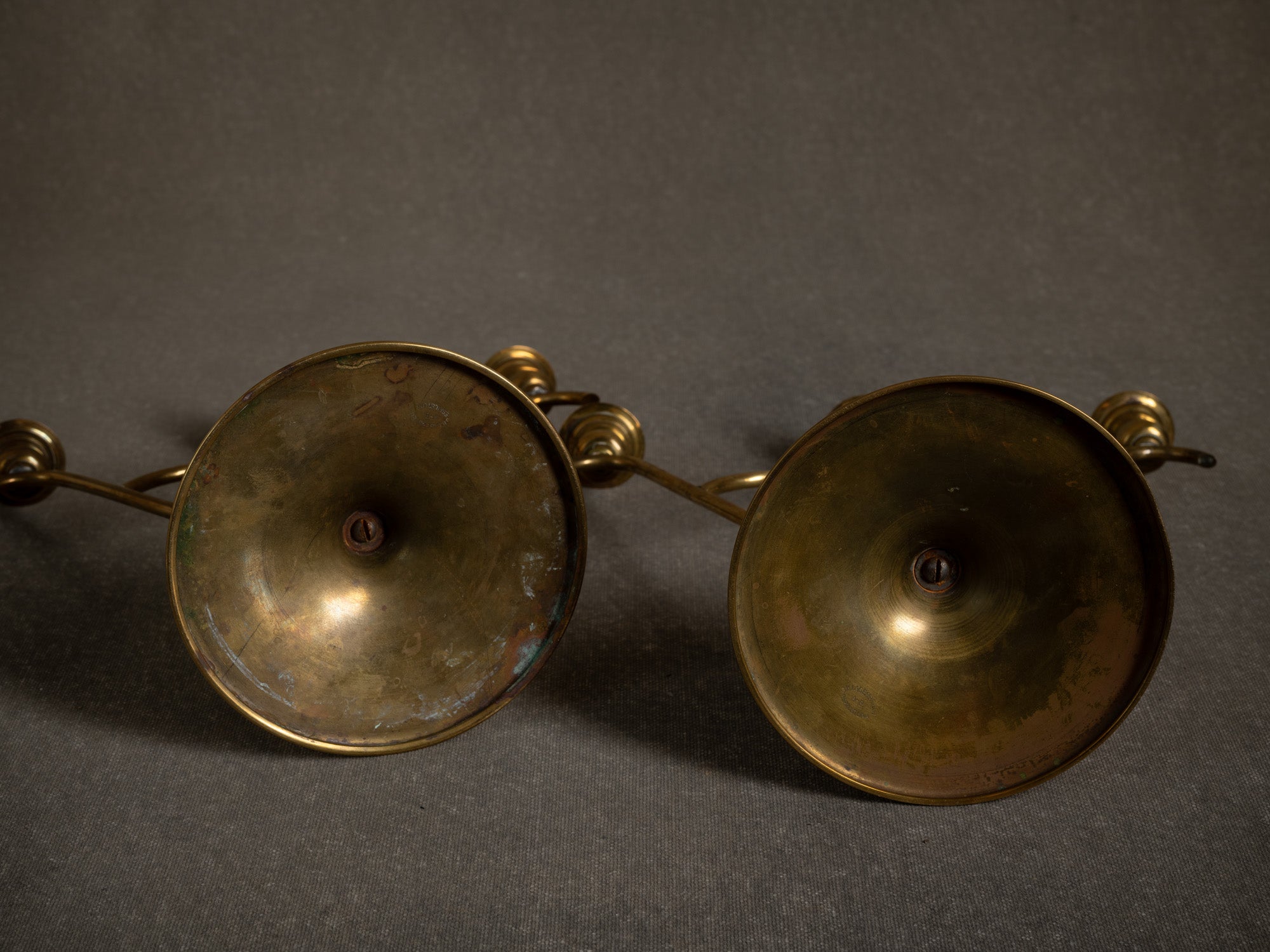 Paire de bougeoirs / candélabres de table en laiton par O.H. Lagerstedt, Suède (vers 1930-40)..Pair of brass "swedish grace" candle holders / table candelabra by O.H. Lagerstedt, Sweden (circa 1930-40)