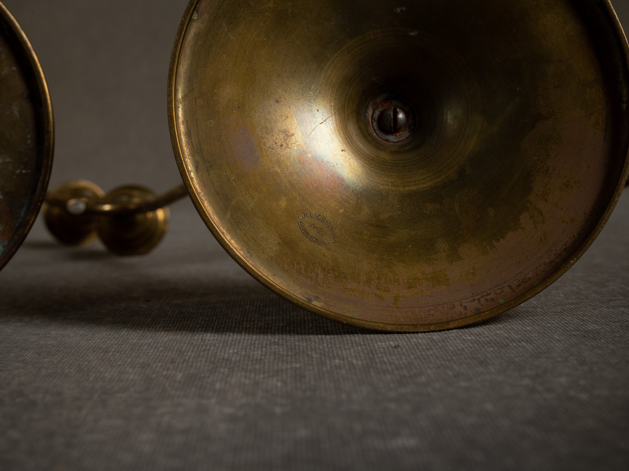 Paire de bougeoirs / candélabres de table en laiton par O.H. Lagerstedt, Suède (vers 1930-40)..Pair of brass "swedish grace" candle holders / table candelabra by O.H. Lagerstedt, Sweden (circa 1930-40)