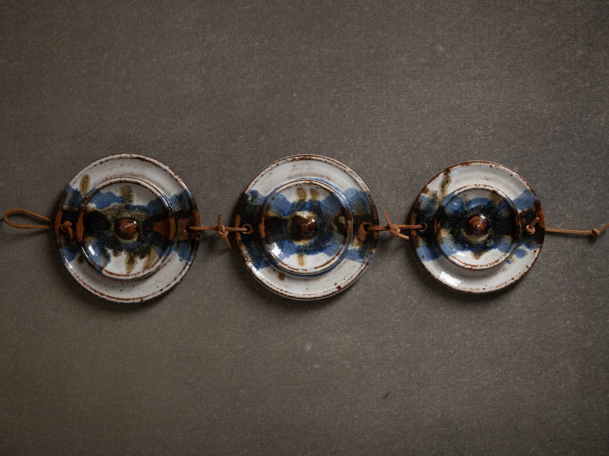 Médaillons muraux de Jim & Henny Waldorff à Bornholm, Danemark (vers 1960)..Wall hanging medallions by Jim & Henny Waldorff in Bornholm, Denmark (circa 1960)