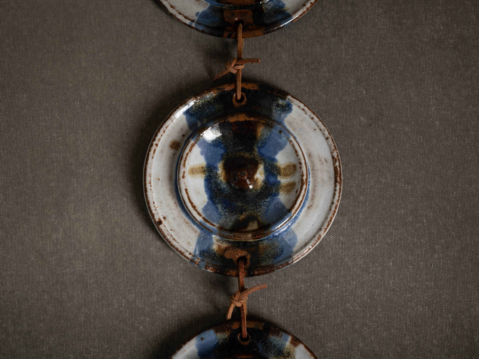 Médaillons muraux de Jim & Henny Waldorff à Bornholm, Danemark (vers 1960)..Wall hanging medallions by Jim & Henny Waldorff in Bornholm, Denmark (circa 1960)