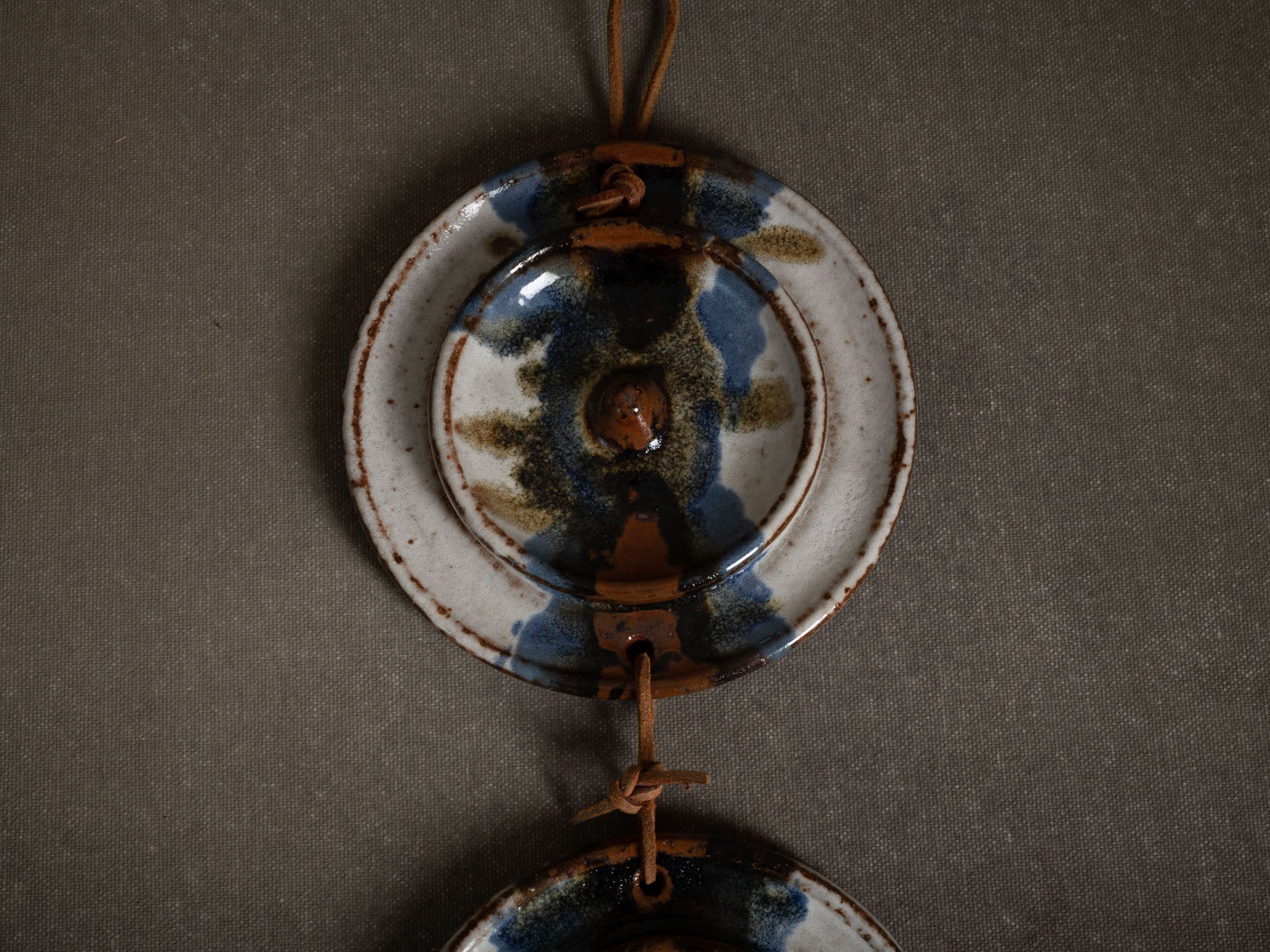 Médaillons muraux de Jim & Henny Waldorff à Bornholm, Danemark (vers 1960)..Wall hanging medallions by Jim & Henny Waldorff in Bornholm, Denmark (circa 1960)