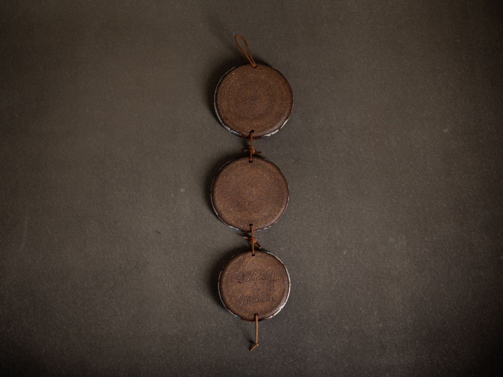 Médaillons muraux de Jim & Henny Waldorff à Bornholm, Danemark (vers 1960)..Wall hanging medallions by Jim & Henny Waldorff in Bornholm, Denmark (circa 1960)