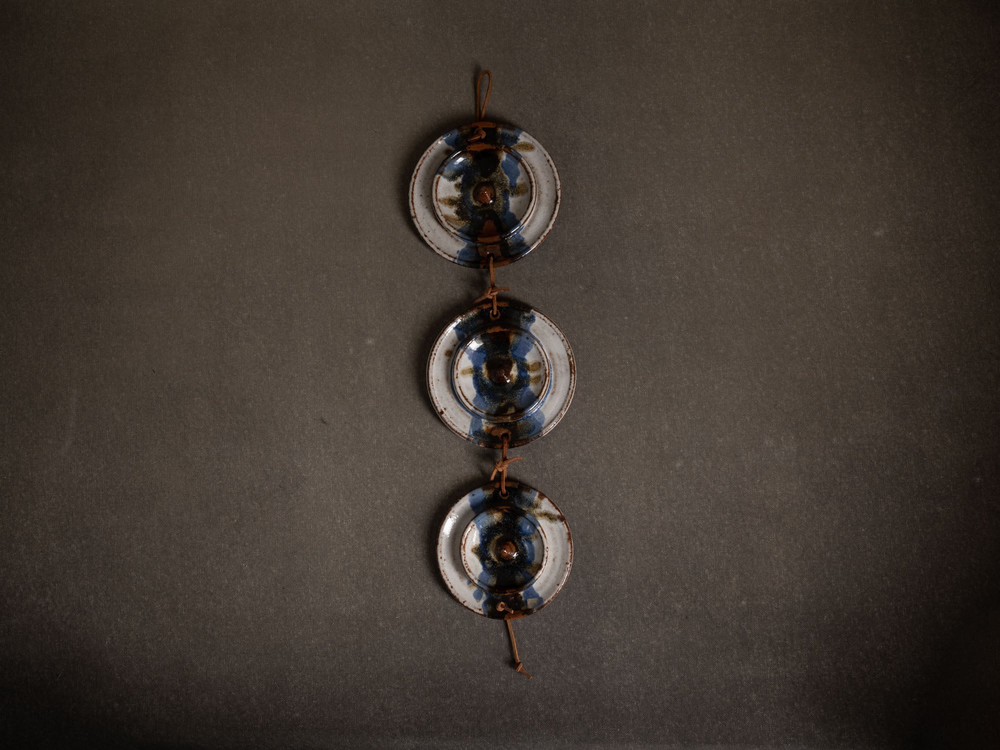 Médaillons muraux de Jim & Henny Waldorff à Bornholm, Danemark (vers 1960)..Wall hanging medallions by Jim & Henny Waldorff in Bornholm, Denmark (circa 1960)
