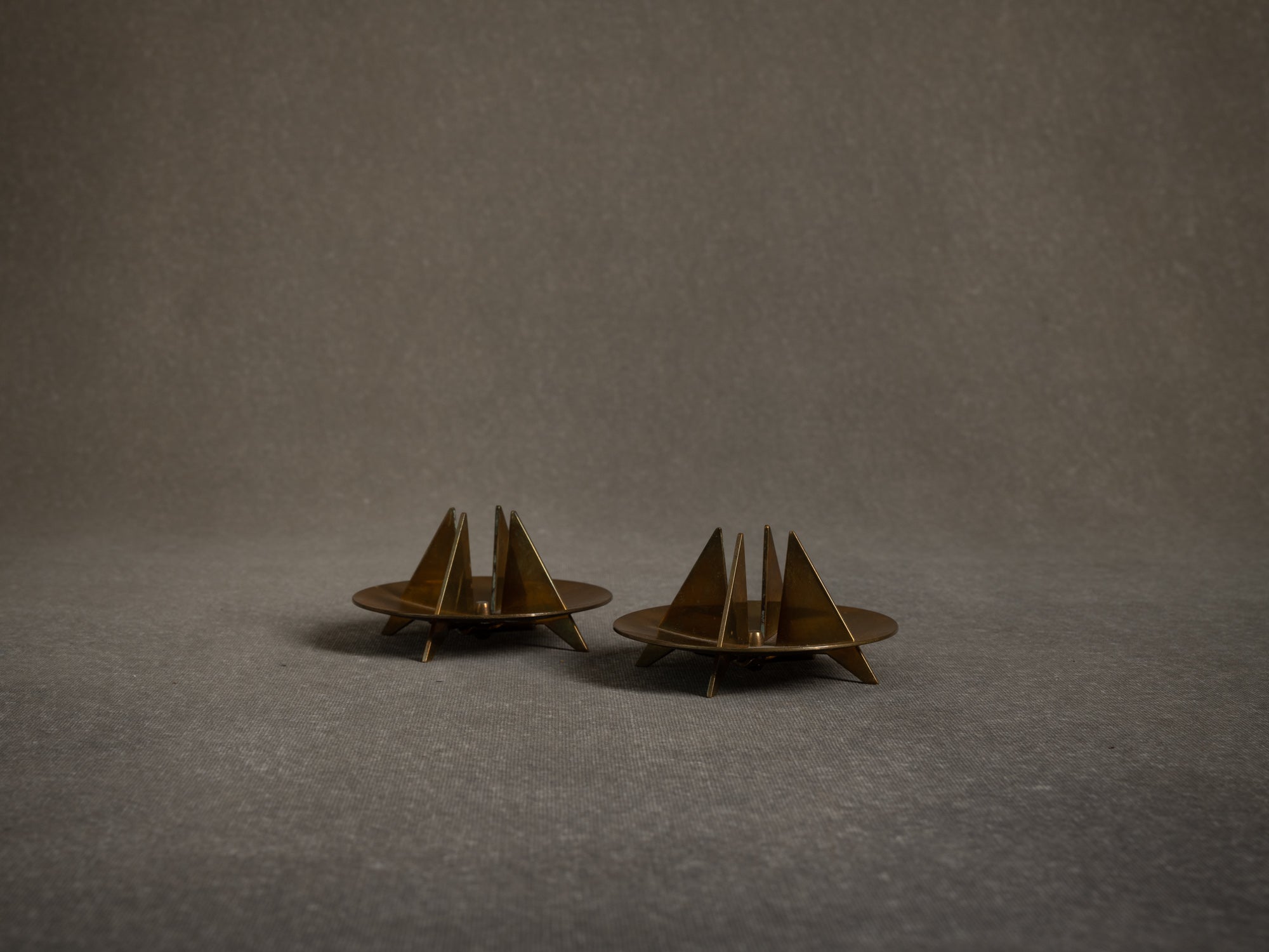 Paire de bougeoirs / flambeaux nr20 de Pierre Forsell pour Skultuna, Suède (vers 1958)..Nr20 brass candle holders light by Pierre Forsell for Skultuna, Sweden (circa 1958)