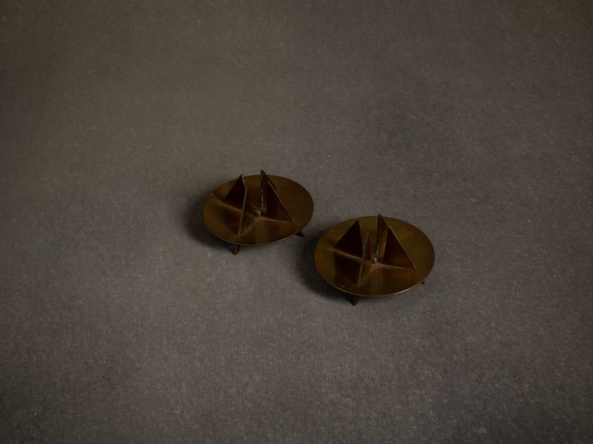 Paire de bougeoirs / flambeaux nr20 de Pierre Forsell pour Skultuna, Suède (vers 1958)..Nr20 brass candle holders light by Pierre Forsell for Skultuna, Sweden (circa 1958)