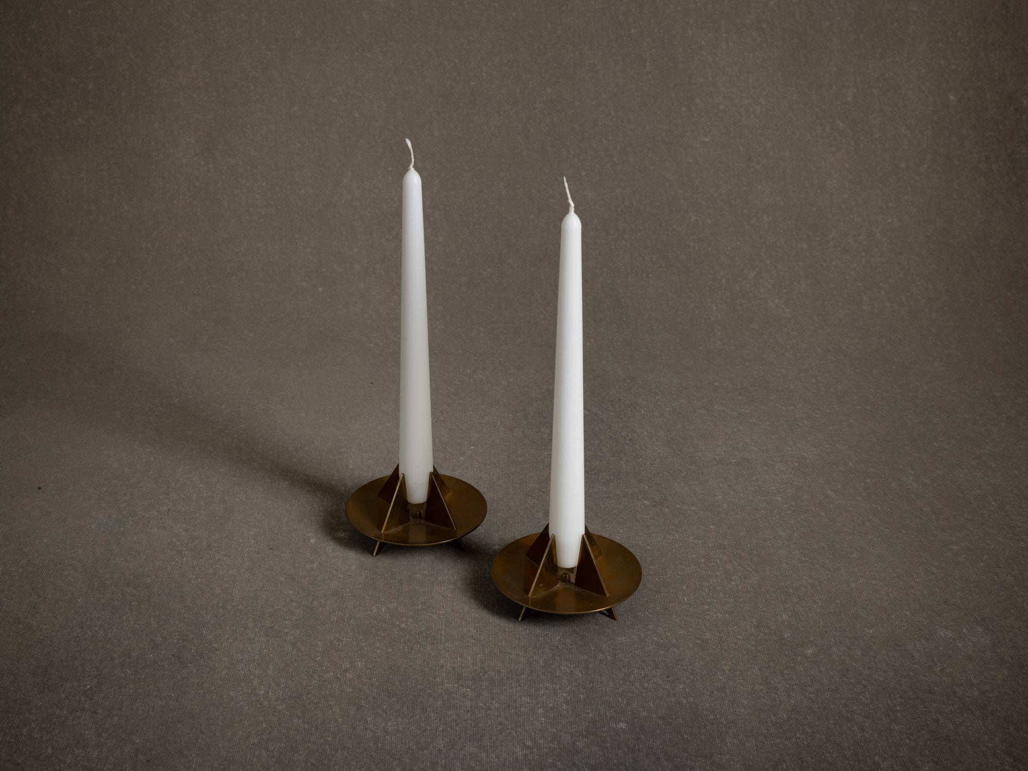 Paire de bougeoirs / flambeaux nr20 de Pierre Forsell pour Skultuna, Suède (vers 1958)..Nr20 brass candle holders light by Pierre Forsell for Skultuna, Sweden (circa 1958)