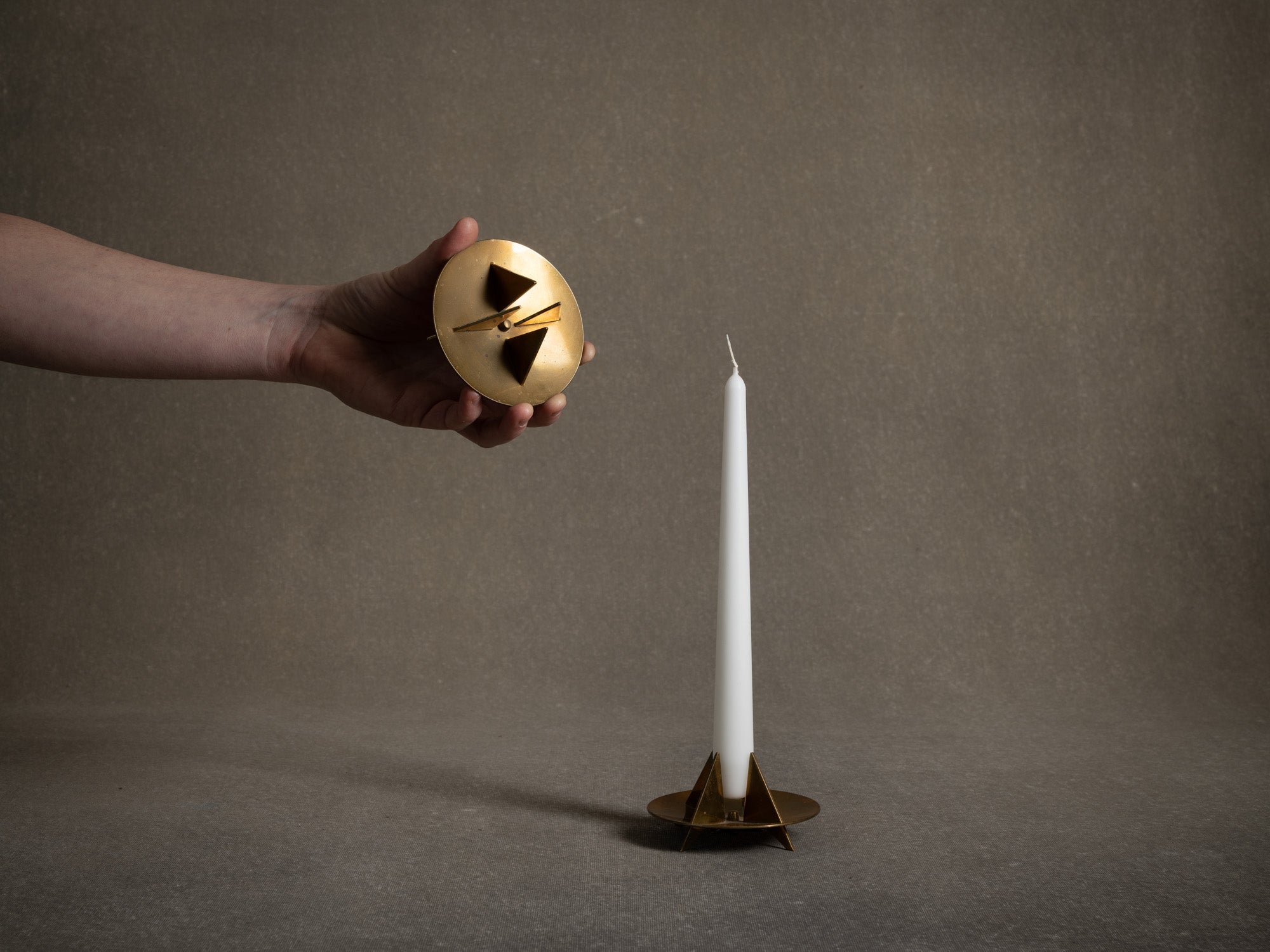 Paire de bougeoirs / flambeaux nr20 de Pierre Forsell pour Skultuna, Suède (vers 1958)..Nr20 brass candle holders light by Pierre Forsell for Skultuna, Sweden (circa 1958)
