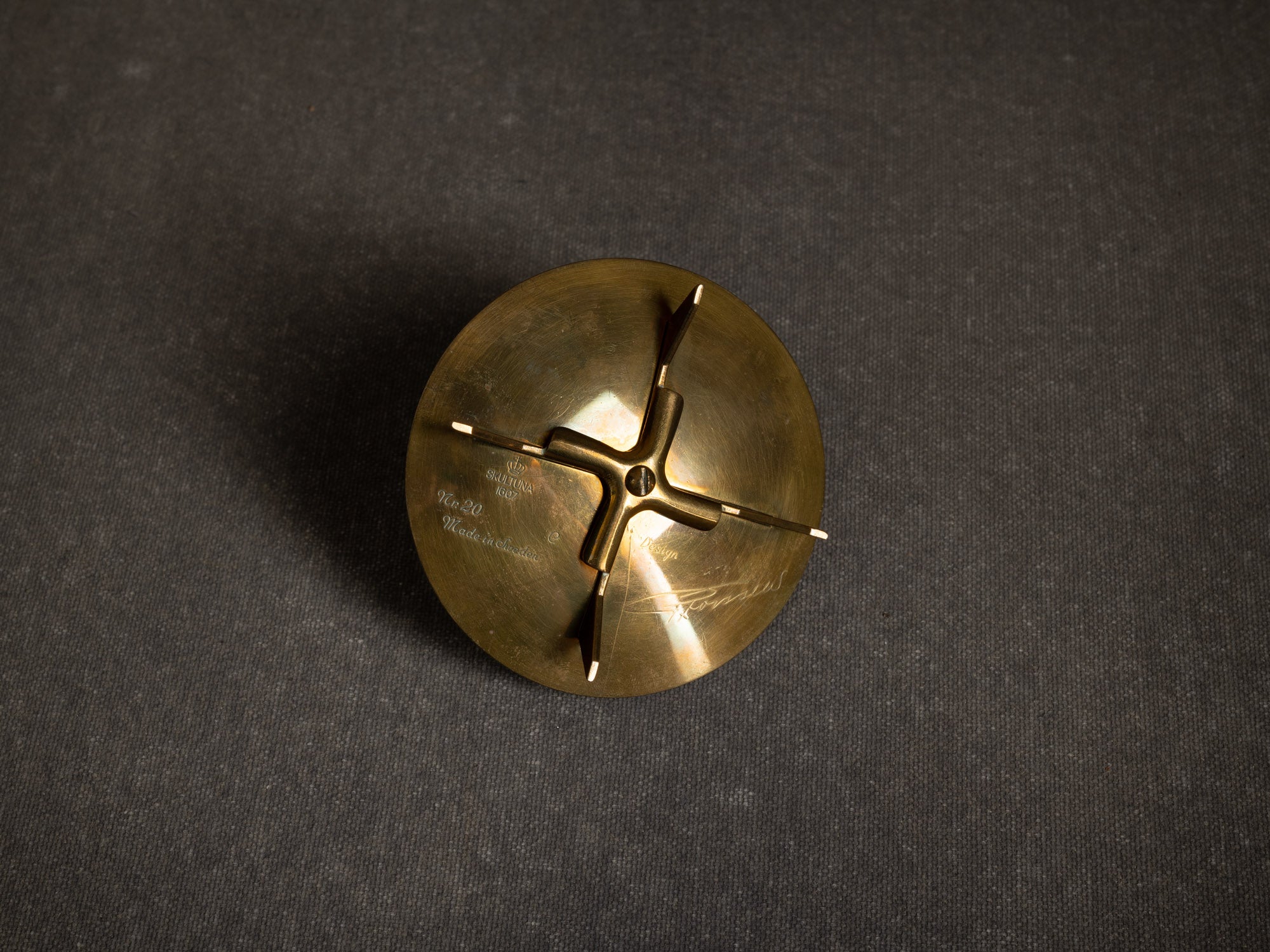 Paire de bougeoirs / flambeaux nr20 de Pierre Forsell pour Skultuna, Suède (vers 1958)..Nr20 brass candle holders light by Pierre Forsell for Skultuna, Sweden (circa 1958)