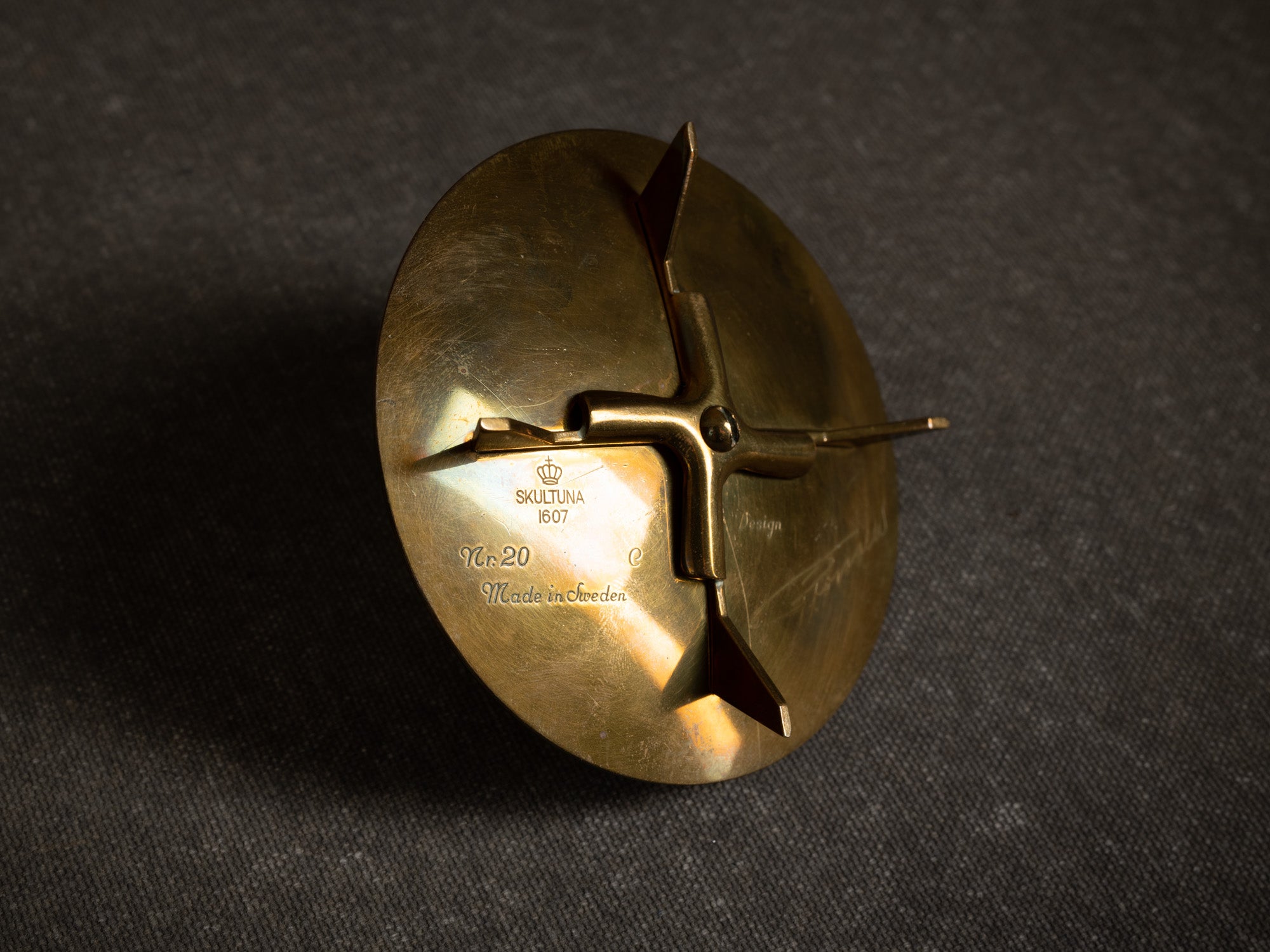 Paire de bougeoirs / flambeaux nr20 de Pierre Forsell pour Skultuna, Suède (vers 1958)..Nr20 brass candle holders light by Pierre Forsell for Skultuna, Sweden (circa 1958)